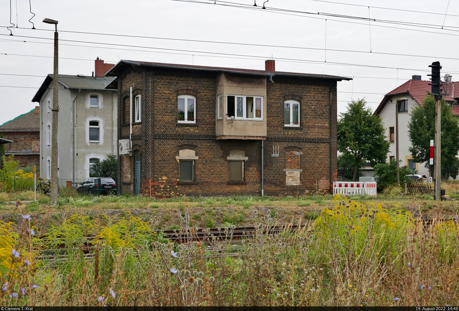Mit dem Fahrrad von Kassel nach Halle (Saale) | Tag 5 Blankenheim–Zscherben
Strecken-km: 26,7

Das elektromechanische Fahrdienstleiter-Stellwerk  B1  im Bahnhof Röblingen am See verrichtet noch seinen Dienst. Es entstammt der Bauart Bauart  E 12/78  und ging in dieser Form im Jahr 1978 in Betrieb.
Weitere, nur unwesentlich ältere Fotos aus Röblingen am See gibt's in der Bahnhofs-Kategorie. Den nächsten Ort der Strecke, Amsdorf, hatte ich ebenfalls mehrmals zuvor besucht. Eindrücke davon finden sich <a href= https://www.bahnbilder.de/?name=galerie&kategorie=suchen&suchbegriff=Amsdorf  target= _blank >auf dieser Seite</a>.

🕓 19.8.2022 | 14:48 Uhr