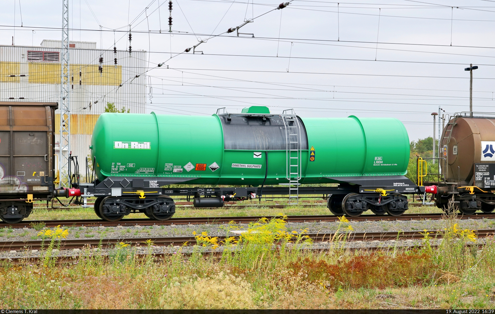 Mit dem Fahrrad von Kassel nach Halle (Saale) | Tag 5 Blankenheim–Zscherben
Strecken-km: 17,8

Dieser grüne Kesselwagen stach ins Auge. Er dient dem Transport von Dimethylsulfat (668 – sehr giftiger Stoff, ätzend), trägt die Bezeichnung  Zacns <sup>118A</sup>  (37 80 7830 302-1 D-ORME) und ist abgestellt in einem gemischten Gz mit 185 064-3 im Bahnhof Teutschenthal.

🧰 On Rail Gesellschaft für Eisenbahnausrüstung und Zubehör mbH
🕓 19.8.2022 | 16:39 Uhr