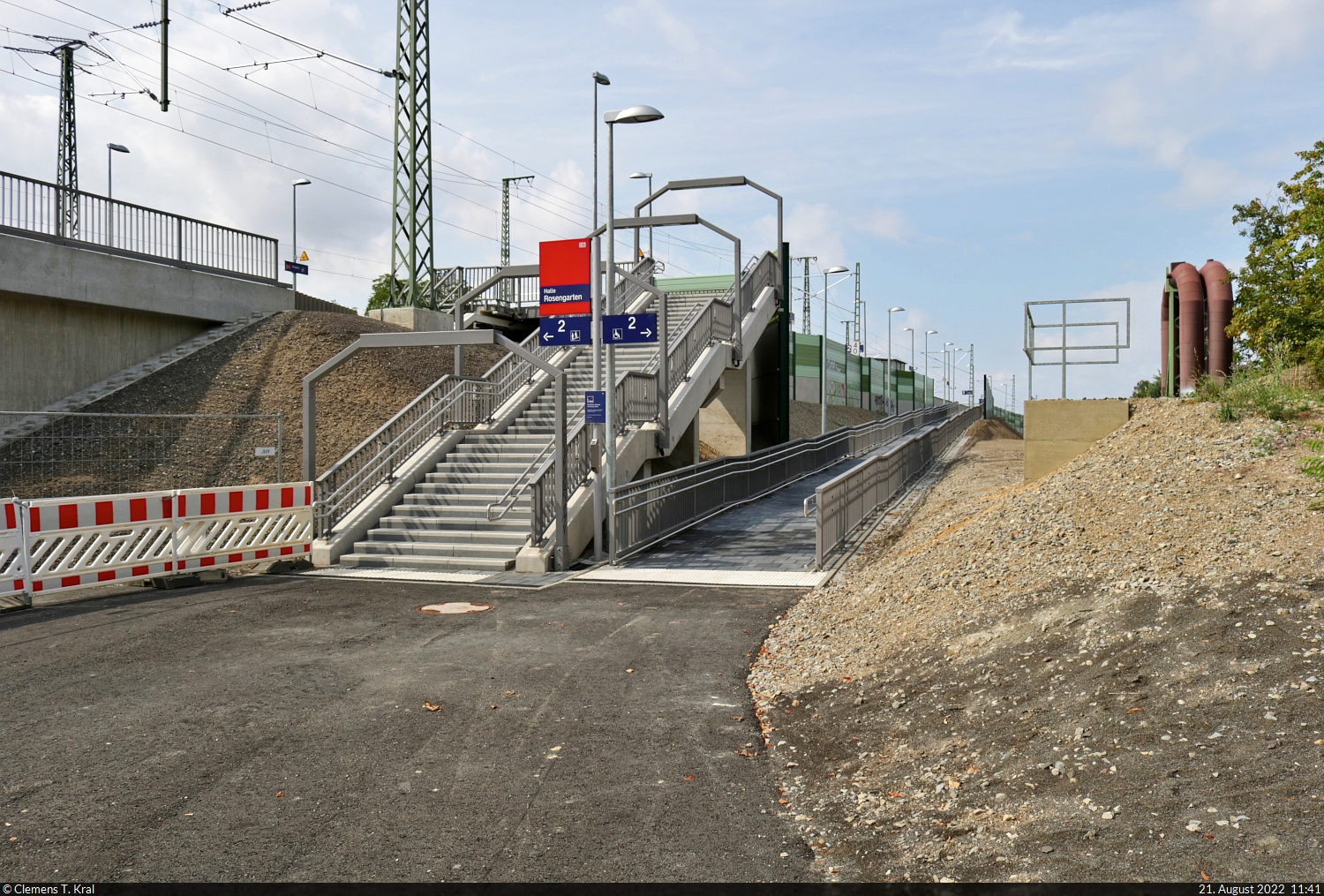 Mit dem Fahrrad von Kassel nach Halle (Saale)
Strecken-km: 4,0

Der Bahnsteig 2 im Hp Halle Rosengarten hat nach langer Umbauzeit eine Treppe und eine Rampe bekommen. Auch die im Hintergrund sichtbaren Lärmschutzwände sind neu.

🕓 21.8.2022 | 11:41 Uhr