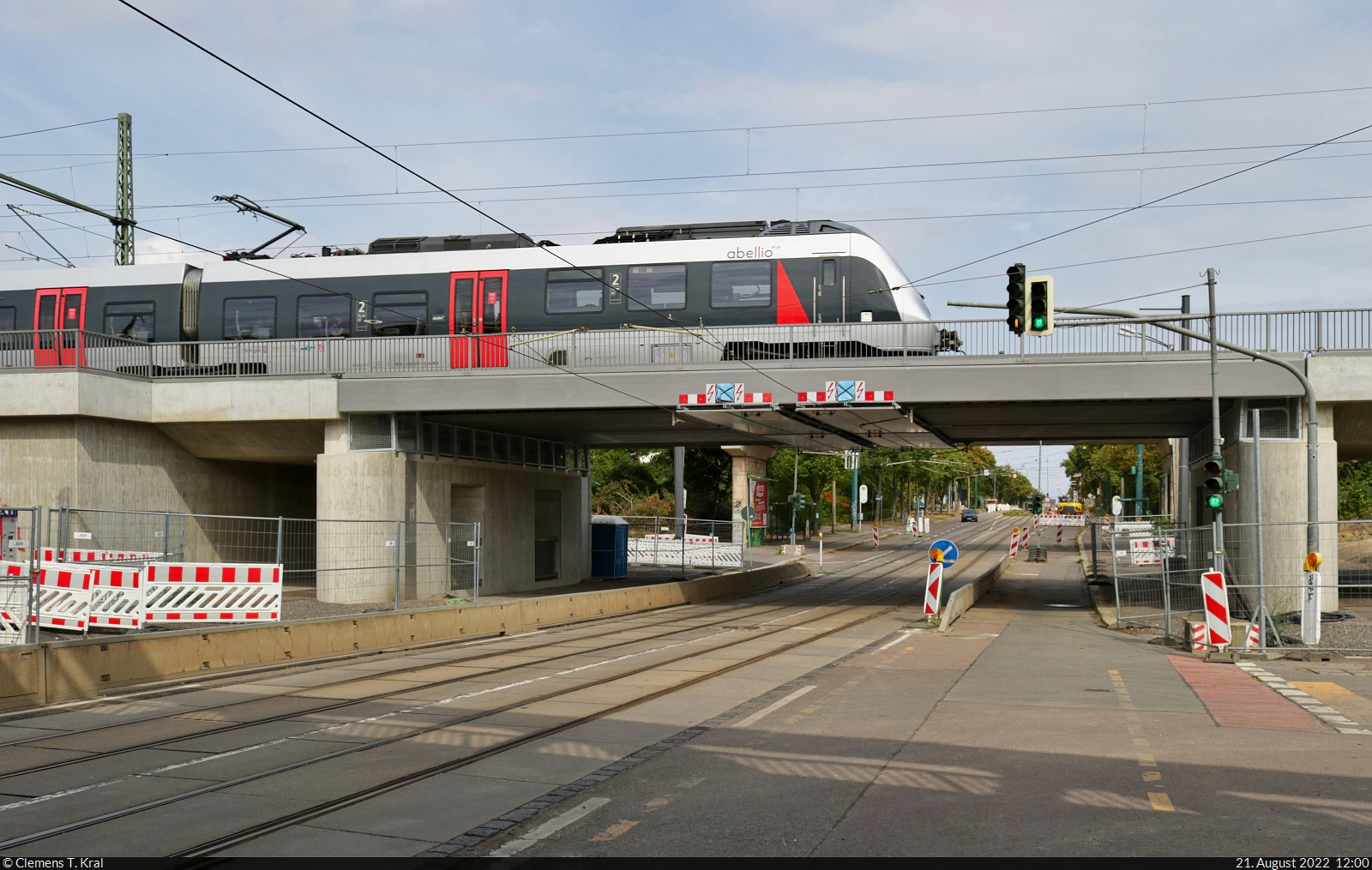 Mit dem Fahrrad von Kassel nach Halle (Saale)
Strecken-km: 4,0

Zur Großbaustelle erklärt wurde 2021 die Merseburger Straße in Halle (Saale). Unter fast einjähriger Streckensperrung wurde hier die neue Brücke am Hp Halle Rosengarten gebaut, die gerade ein 9442 (Bombardier Talent 2) befährt. In Zukunft steht noch die Sanierung der Straße an.

🧰 Abellio Rail Mitteldeutschland GmbH
🚝 RE 74729 (RE8) Sangerhausen–Halle(Saale)Hbf [+5]
🕓 21.8.2022 | 12:00 Uhr