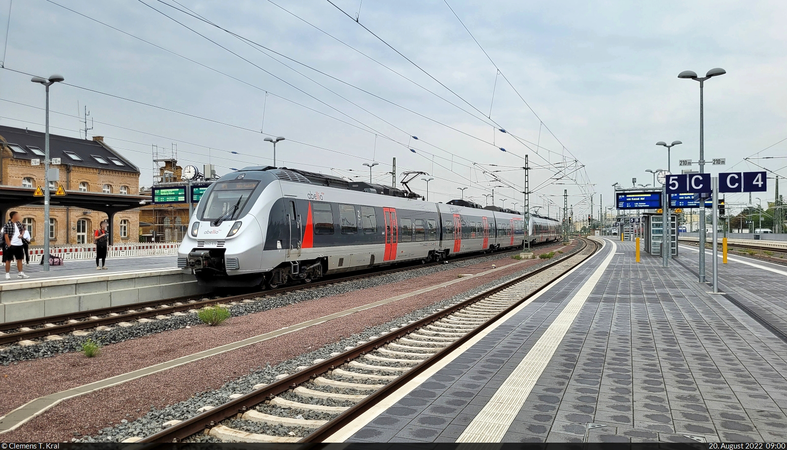 Mit dem Fahrrad von Kassel nach Halle (Saale)
Strecken-km: 0,0

Am Ziel: In ihrem Endbahnhof Halle(Saale)Hbf treffen 9442 614 und 9442 117 (Bombardier Talent 2) ein. Als RE16 von Eisenach kommend, geht es für sie gleich als RE9 weiter – für eine erneute Reise auf der etwa 200 Kilometer langen Halle-Kasseler Bahn.
Diese Reise in Form von Bildern ist hier aber vorbei. Motive entlang dieser geschichtsträchtigen Strecke gibt es noch reichlich, sodass sich ein Besuch fast immer lohnt.

🧰 Abellio Rail Mitteldeutschland GmbH
🚝 RE 74704 (RE9) Halle(Saale)Hbf–Kassel-Wilhelmshöhe
🕓 20.8.2022 | 9:00 Uhr