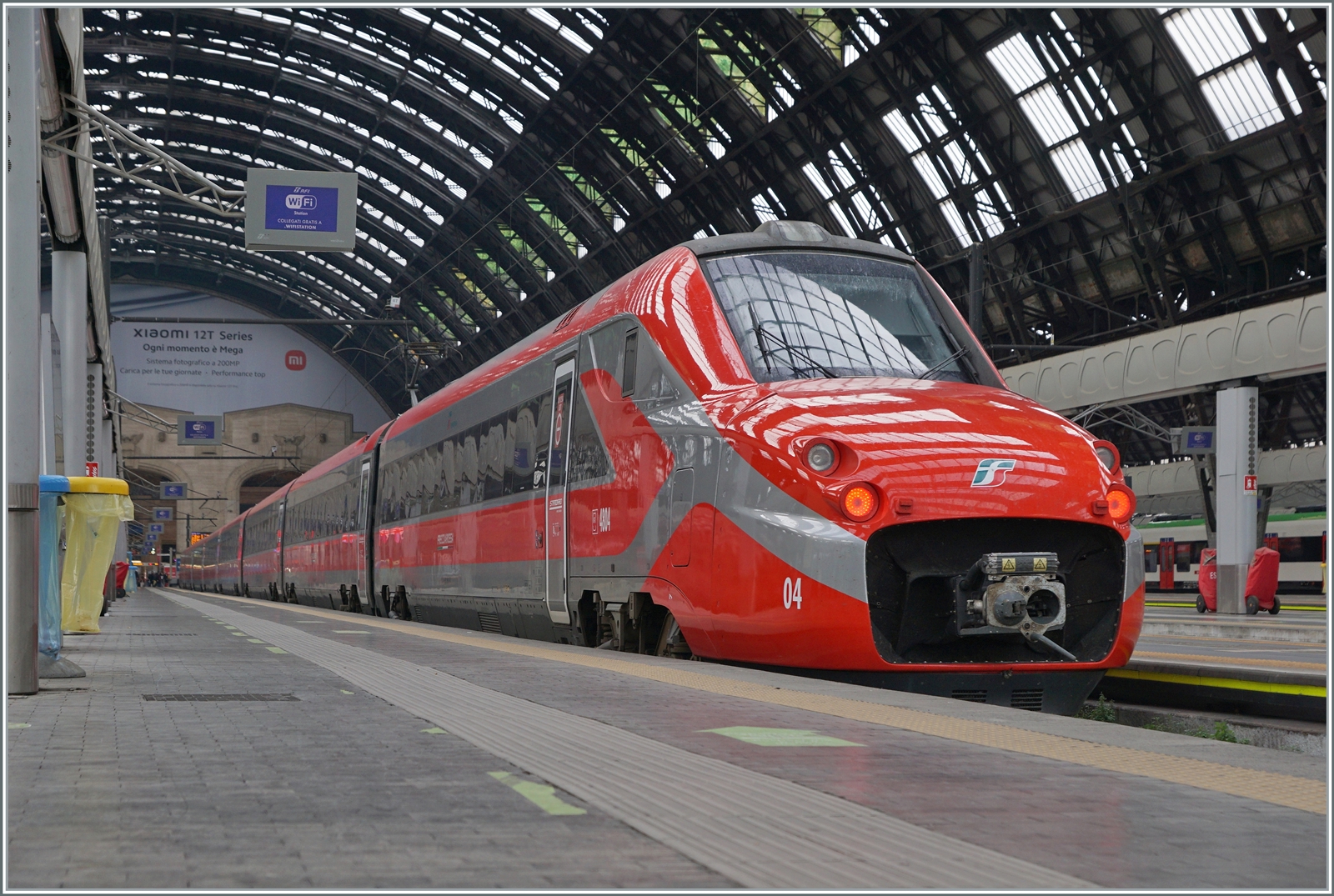 Mit dem FS Trenitalia ETR 700 004 zeigte sich ein weiterer ex FYRA in seiner passenden Frecciarossa Lackierung in Milano Centrale. 

8. November 2022