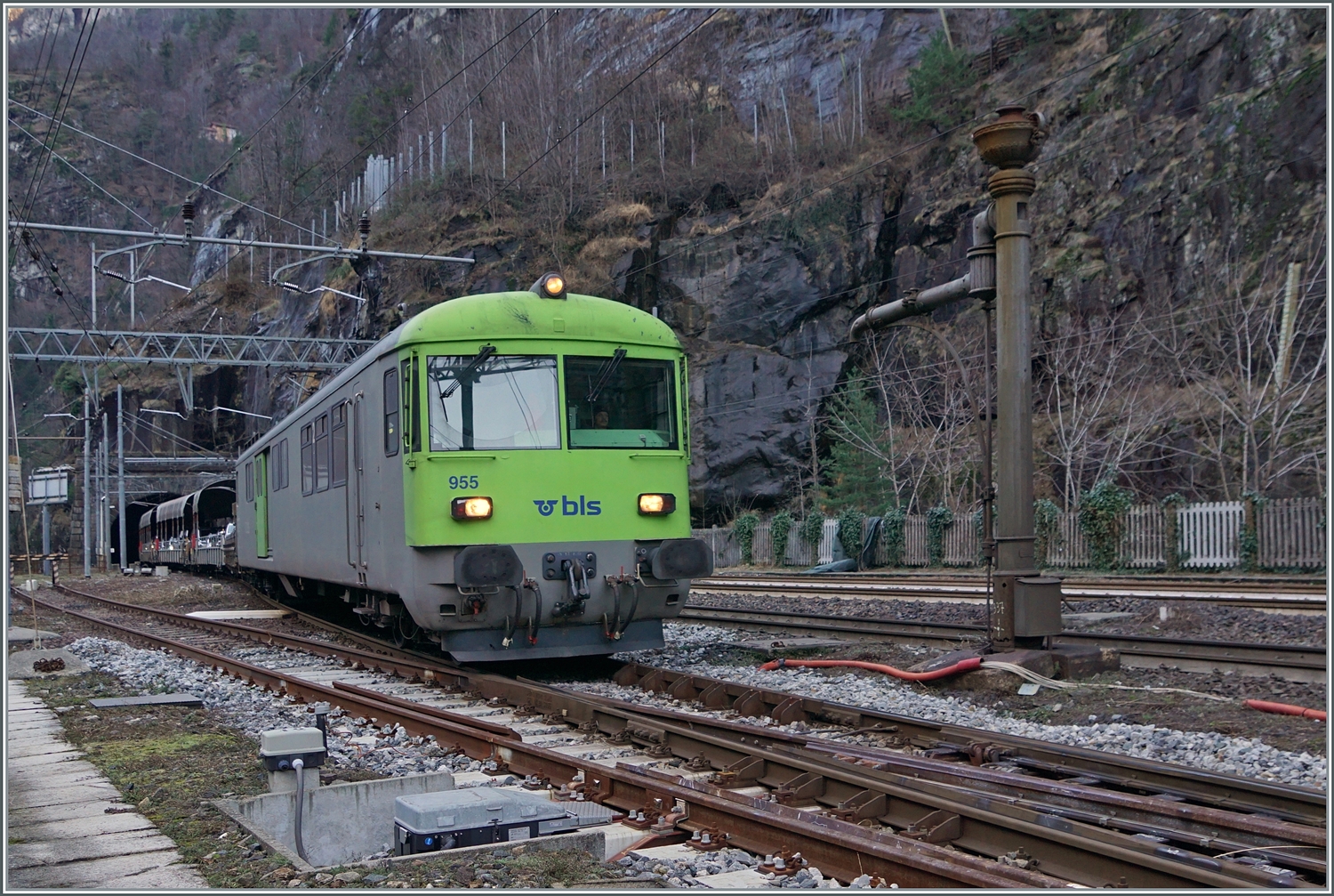 Mit dem Steuerwagen BDt 995 voraus erreicht der BLS Tunnelautozug AT3 von Brig kommend sein Ziel Iselle. 

3. Januar 2024

