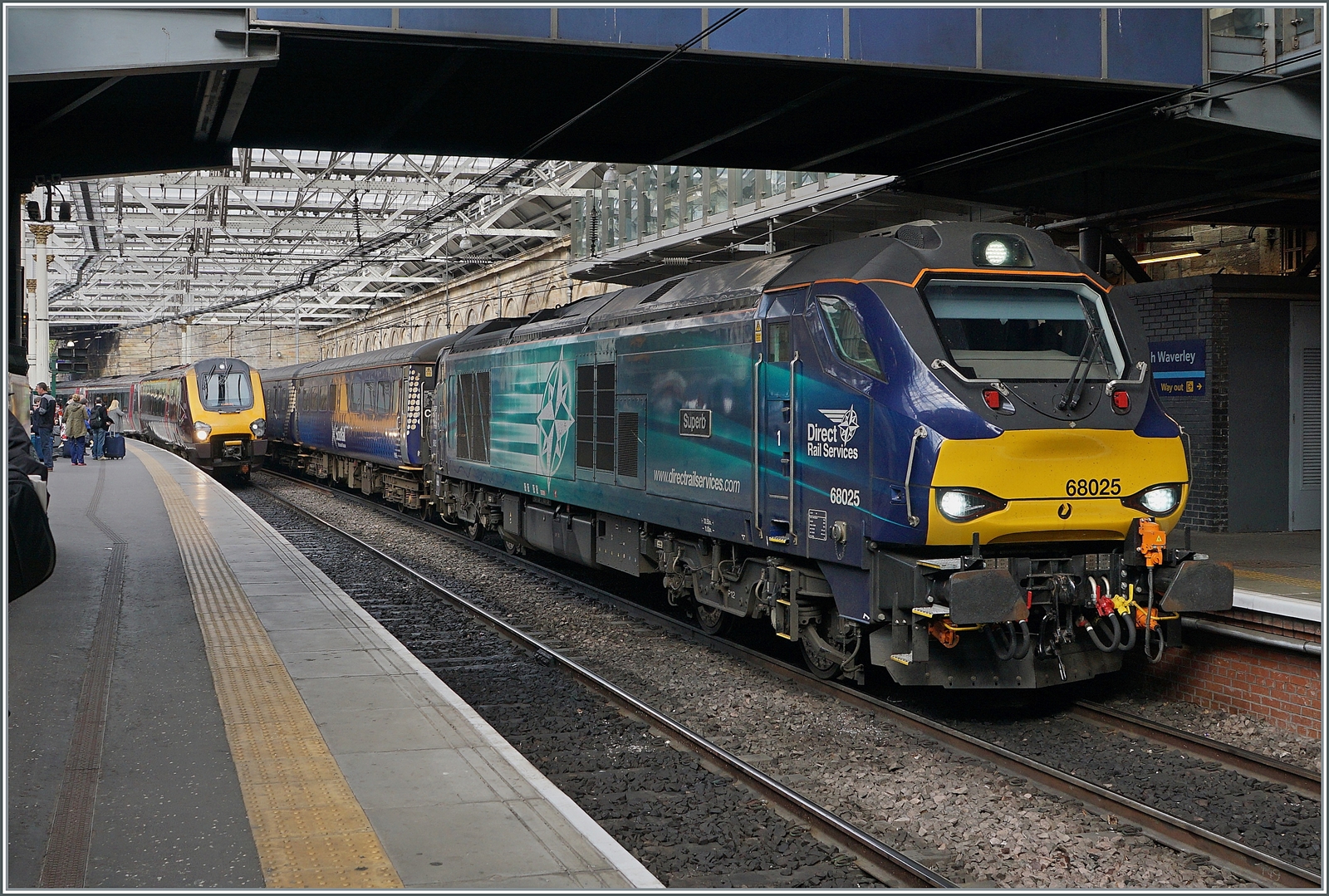 Mit der DPO D 284 verwandt: die Direct Rail Services Class 68 Eurolight Vossloh /Stadler 68 025  Superb  mit einem Scotrail Reisezug in der Edinburgh Waverley Station; im Hintergrund ist ein Virgin Country Cross Class 220 zu erkennen.

3. Mai 2017