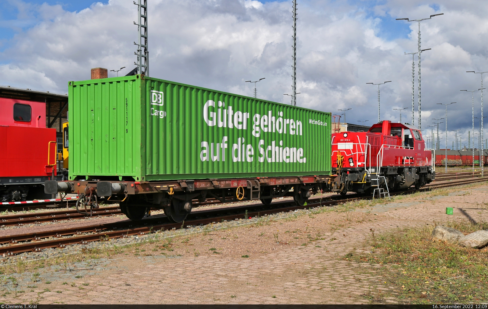 Mit einem aussagekräftigen Container drehte 261 019-4 (Voith Gravita 10 BB) ihre Runden über die Zugbildungsanlage (ZBA) Halle (Saale). Anlass war der bundesweit erste Tag der Schiene im vergangenen Jahr. Der Güterwagen ist zweiachsig und trägt die Bezeichnung  Lgs <sup>580</sup>  (21 80 4426 967-6 D-DB).

🧰 DB Cargo
🕓 16.9.2022 | 12:09 Uhr