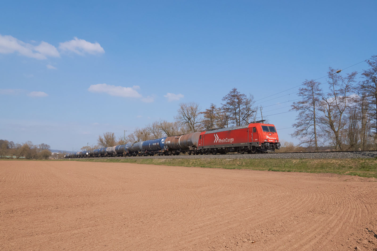 Mit einem Kesselwagenzug fuhr 185 588 von RheinCargo am 26.03.2022 bei Unterhaun über die alte Nord-Süd-Strecke in Richtung Süden.