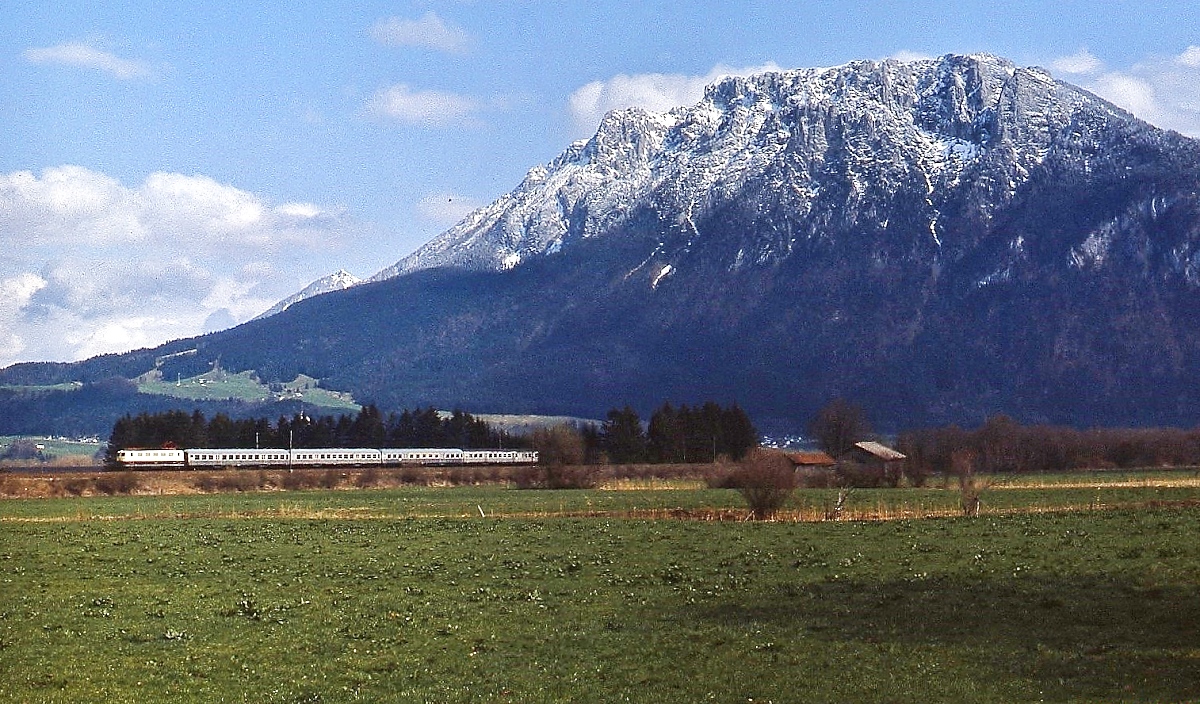 Mit einem Nahverkehrszug von Kufstein nach Rosenheim ist eine 141 im April 1982 bei Oberaudorf unterwegs