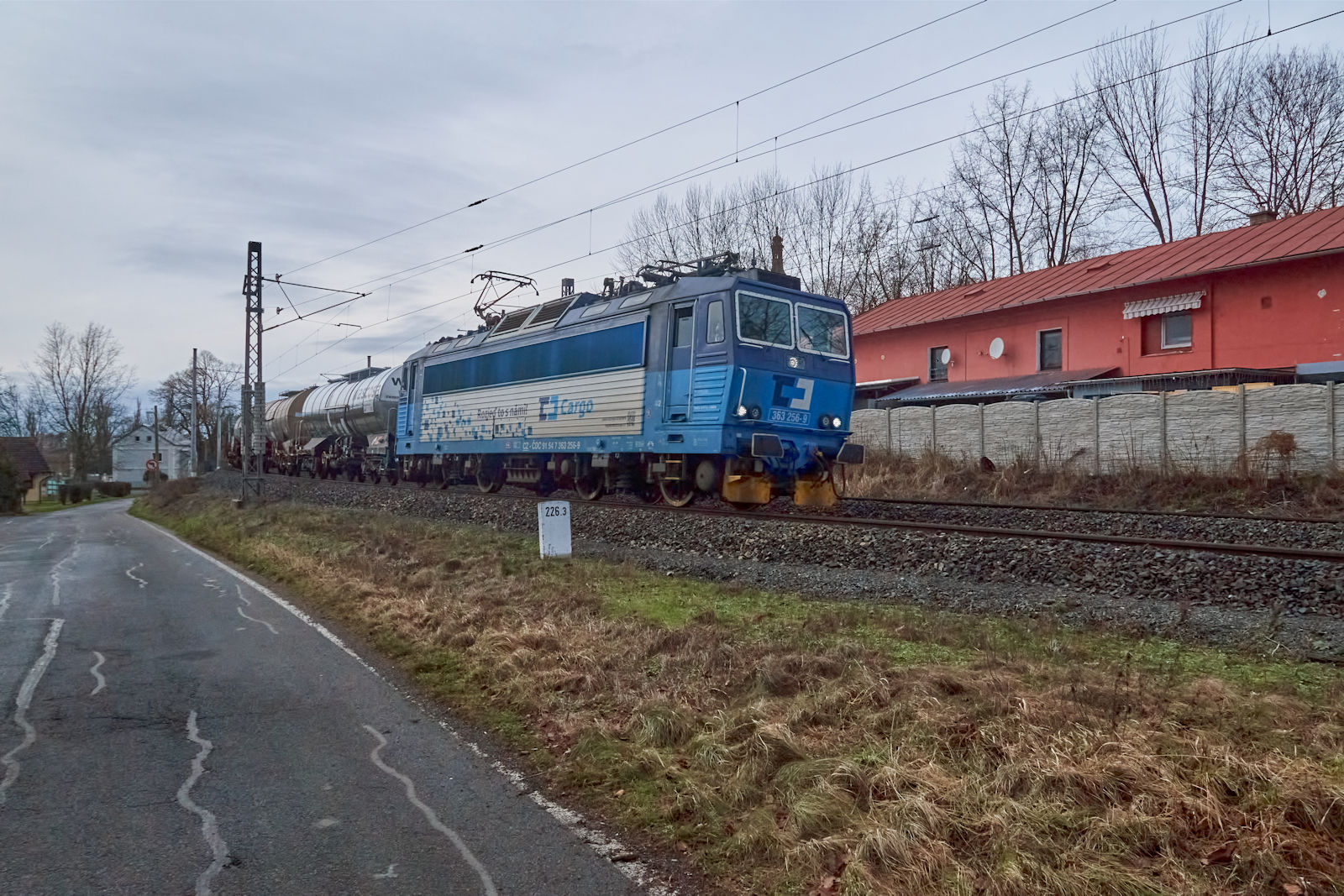 Mit einer Höchstgeschwindigkeit von 120 km/h kommen die Loks der Baureihe 363 mittlerweile vorwiegend im Güterverkehr zum Einsatz. 363 256 zog am 05.01.2024 einen Kesselwagenzug durch Nebanice in Richtung Sokolov.