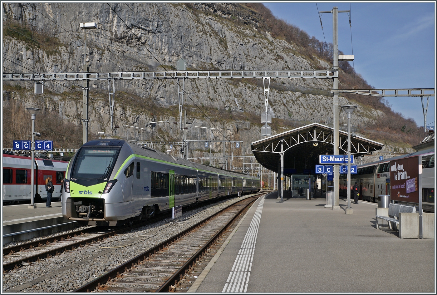 Mit der Inbetriebnahme der neuen TMR RegionAlpes EVO RABe 533 werden wohl die (Miet-) Einsätze der BLS RABe 528 zu ende gehen. Das Bild zeigt den  AKIM   RABe 528 113 als R 91 6116 auf der Fahrt von Brig nach St-Gingolph (Suisse) beim Halt in St-Maurice. 

19. November 2025