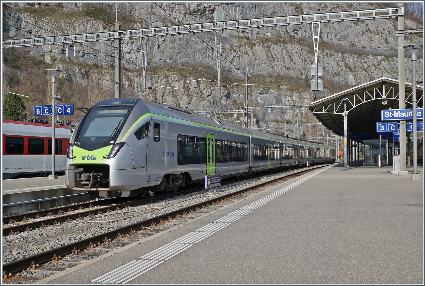 Mit der Inbetriebnahme der neuen TMR RegionAlpes EVO RABe 533 werden wohl die (Miet-) Einsätze der BLS RABe 528 zu ende gehen. Das Bild zeigt den  AKIM  RABe 528 113 als R 91 6116 auf der Fahrt von Brig nach St-Gingolph (Suisse) beim Halt in St-Maurice. 19. November 2025