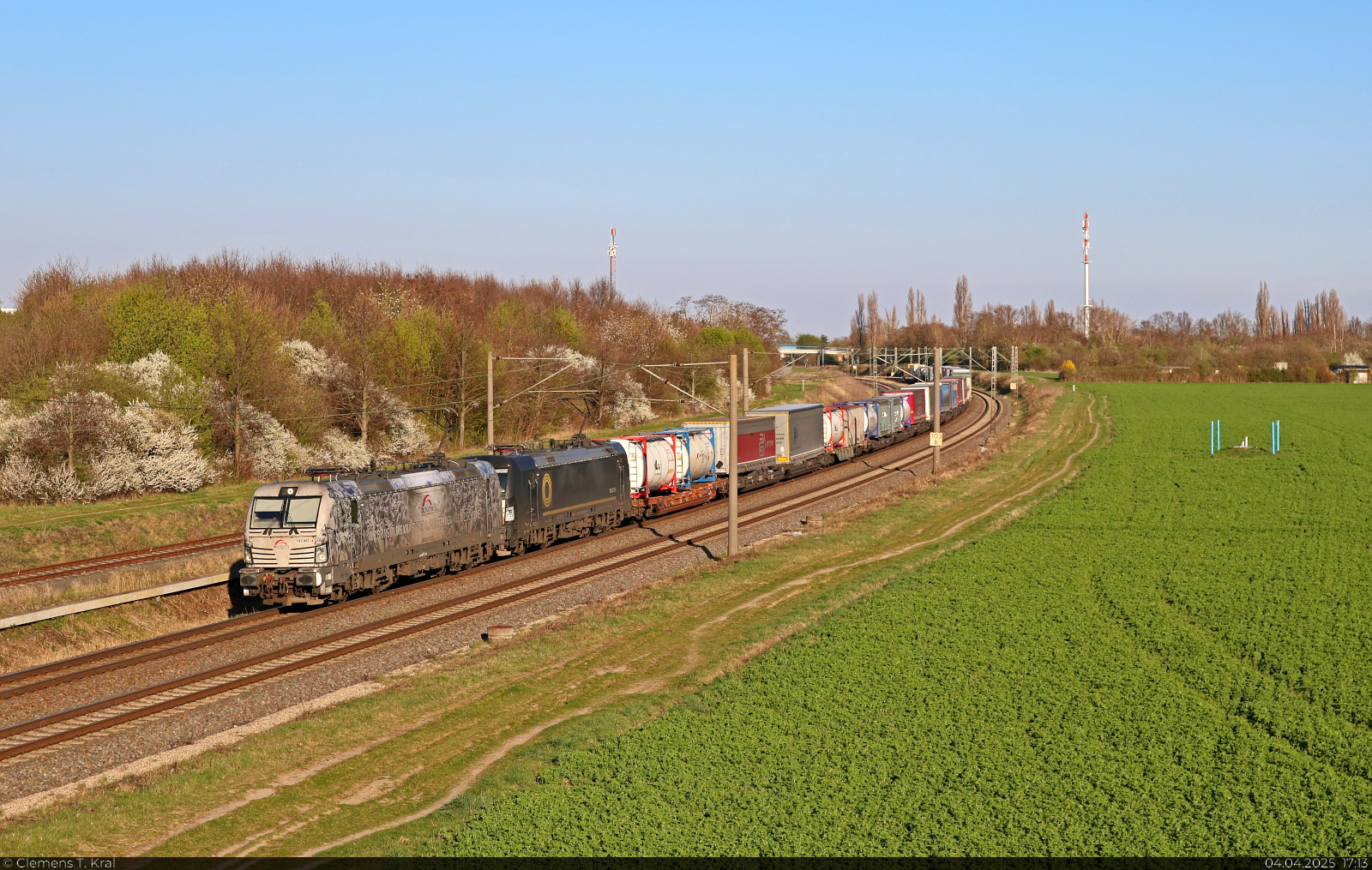 Mit der Kraft von insgesamt 17.000 Pferden ziehen 6193 997-4 und 6193 614-5 (Siemens Vetron) Sattelauflieger und Tank-Container durch Schkeuditz West Richtung Halle (Saale).

🧰 Railpool GmbH / Beacon Rail Capital Europe GmbH (BRCE), vermietet an die TX Logistik AG (TXL)
🕓 4.4.2025 | 17:13 Uhr