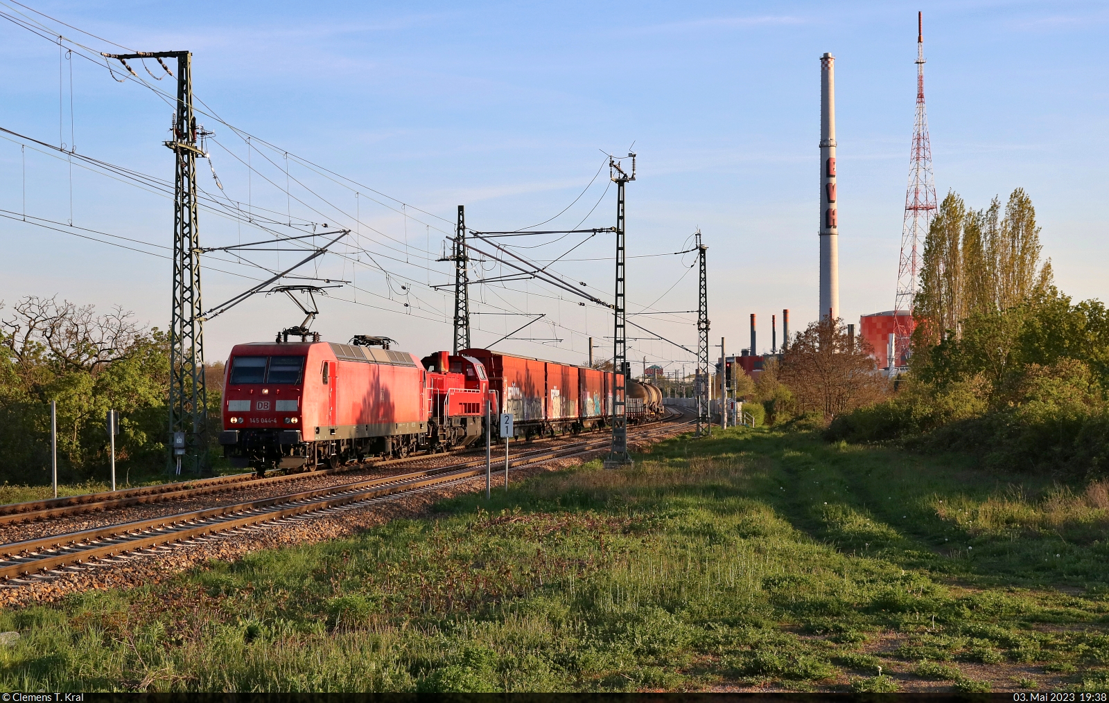 Mit einer kurzen Übergabe, in der auch 265 013-3 (Voith Gravita 15L BB) als Wagenlok eingereiht ist, strebt 145 044-4 an der Leipziger Chaussee (B 6) Richtung Zugbildungsanlage (ZBA) Halle (Saale).

🧰 DB Cargo
🕓 3.5.2023 | 19:38 Uhr