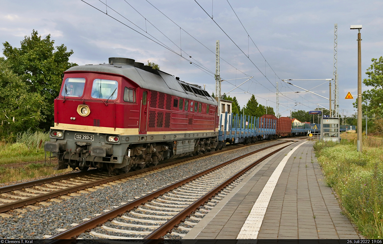 Mit leeren Rungenwagen, die für die Holzverladung in Rottleberode Süd bestimmt sind, dröhnt 232 293-1 (132 293-2) durch den Hp Zscherben Richtung Sangerhausen.

🧰 Erfurter Bahnservice GmbH (EBS)
🕓 26.7.2022 | 19:06 Uhr