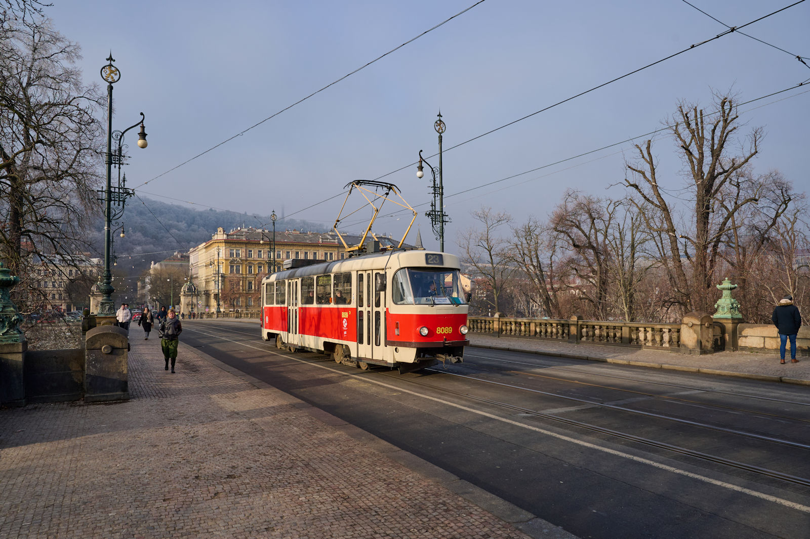 Mit der Linie 23 existiert in Prag eine historische Linie, welche mit normalen Fahrkarten genutzt werden kann. Auf dieser Linie kommen in erster Linie Tatra T3 in verschiedenen Ausfhrungen zum Einsatz. Am 28.12.2024 war T3M2-DVC 8089 auf der Linie 23 in Richtung Zvonařka unterwegs und berquerte die Brcke der Legionen.