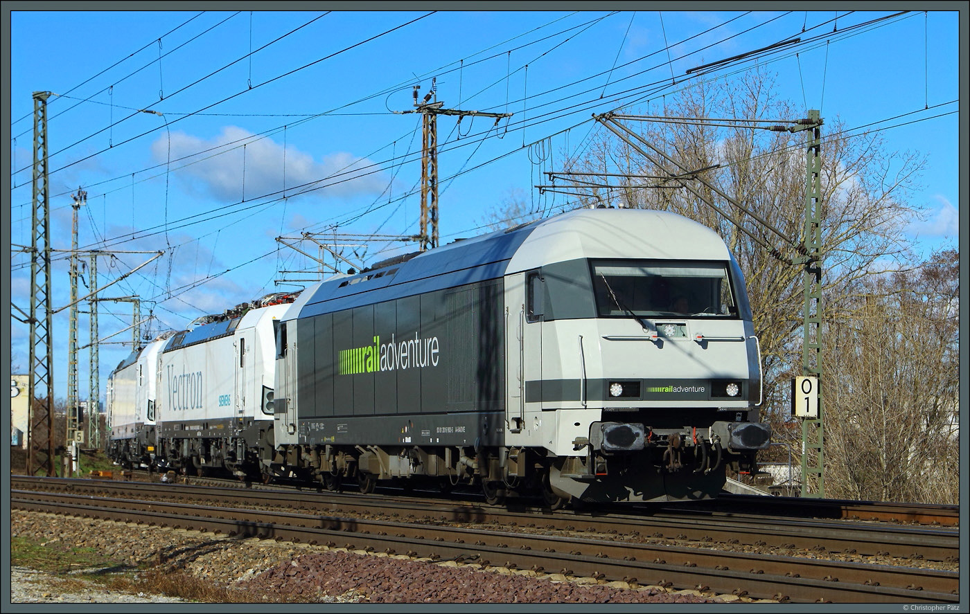 Mit mehreren Vectron im Schlepp rollt 2016 902-5 von Railadventure über die Verbindungskurve vom Bahnhof Magdeburg-Rothensee zur Elbbrücke. Ziel des Zuges ist Dessau.