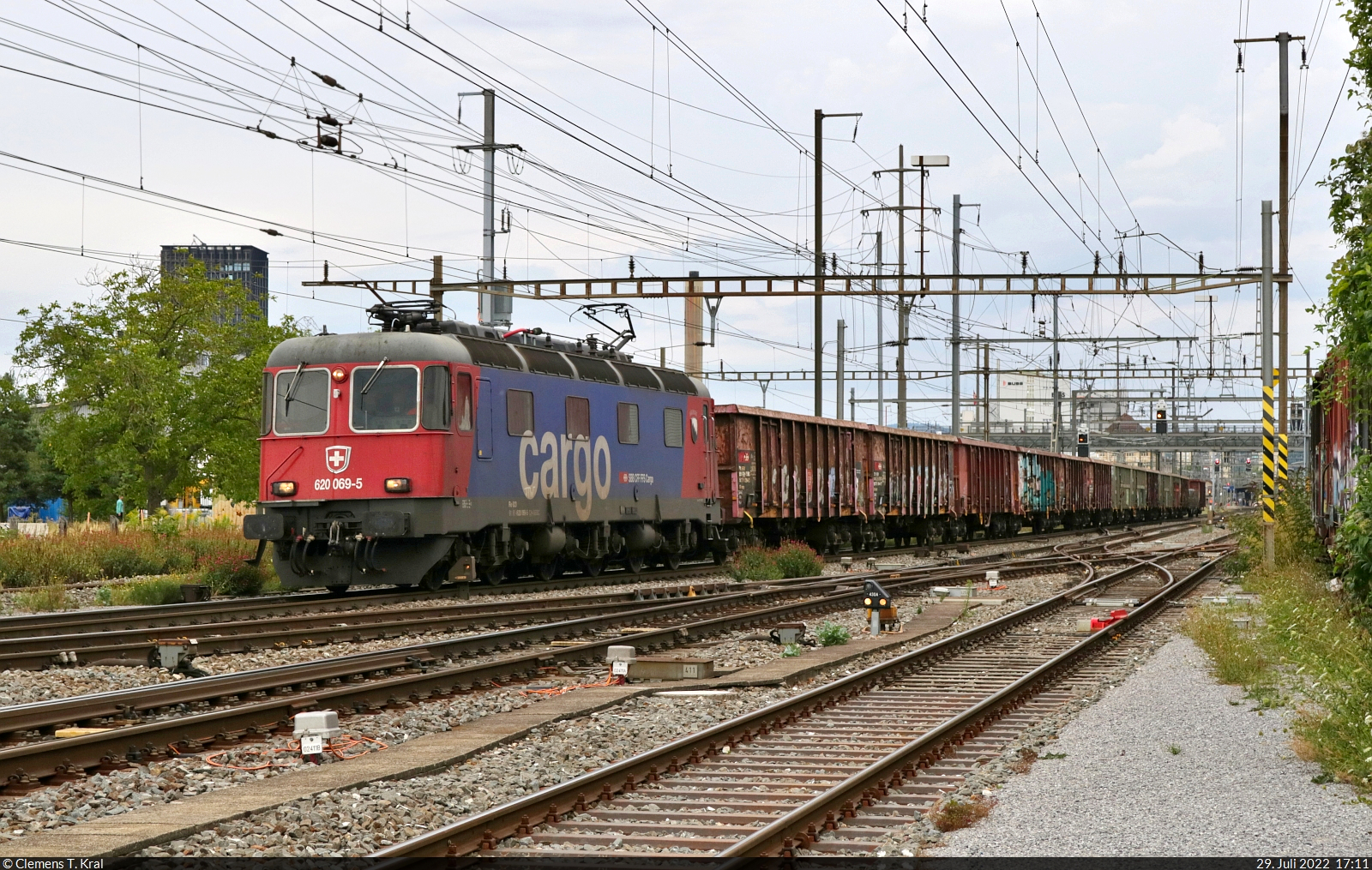 Mit offenen Güterwagen ist Re 620 069-5  Hägendorf  im Bahnhof Pratteln (CH) Richtung Basel SBB RB zu sehen.

🧰 SBB Cargo
🕓 29.7.2022 | 17:11 Uhr