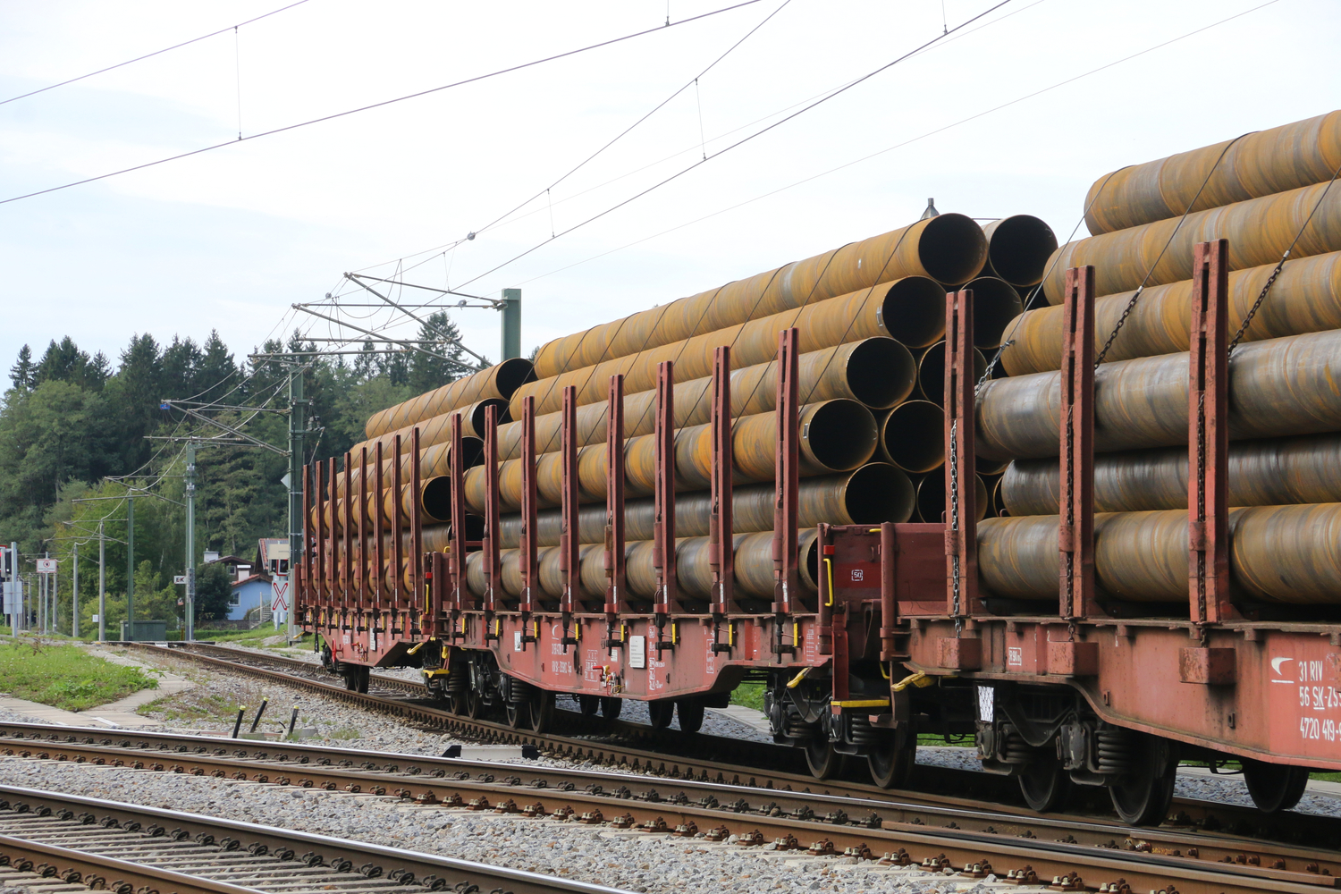 Mit R�hren beladene Wagen (geschoben) auf dem Weg nach Trimmelkam.
Fotografiert im Bahnhof B�rmoos am 18. September 2026.
Wagengattung Sps. Eigent�mer der Wagen ist slowakische ZSSK Cargo.