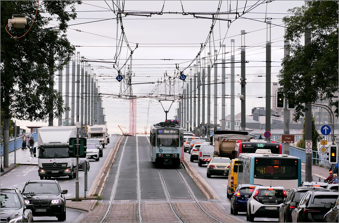 Mit der Stadtbahn oder Stra�enbahn �ber den Rhein -

... von Beuel hin�ber nach Bonn. Im Bild der einzeln verkehrende B-Wagen 9354 als Linie 66 zum Hauptbahnhof Bonn.

Zum Gl�ck hat die Kennedybr�cke einen eigenen Bahnk�rper (das war nicht immer so) und die Bahnen m�ssen sich nicht in den Stau der Autos einreihen. Das hohe Verkehrsaufkommen auf der B56 ist bedingt durch die Sperrung der A565 aufgrund von Sch�den an der Friedrich-Ebert-Br�cke. 

13.10.2026 (M)

