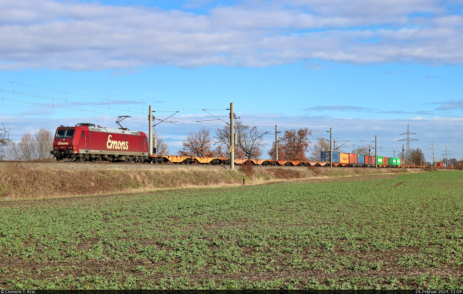 Mit einer überschaubaren Zahl an Containern fährt 185 513-9 zwischen Braschwitz und Zöberitz Richtung Halle (Saale).

🧰 Alpha Trains Belgium NV/SA, vermietet an Emons Bahntransporte GmbH (Emons Spedition GmbH)
🕓 24.2.2024 | 11:09 Uhr