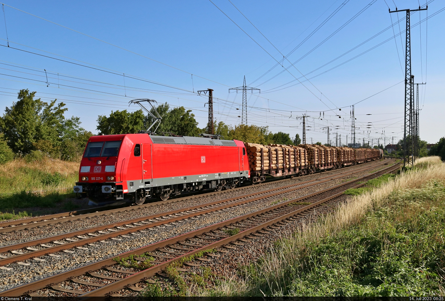 Mit der wie neu aussehenden 185 227-6 fährt ein EZ durch Großkorbetha Richtung Weißenfels.

🧰 DB Cargo
🕓 14.7.2023 | 8:35 Uhr