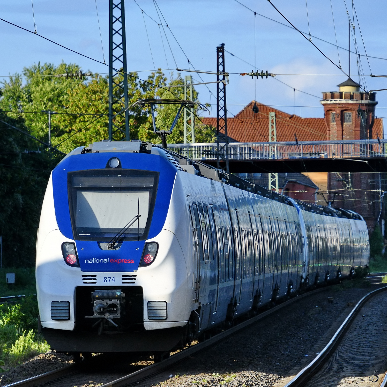 Mitte August 2023 war in Wuppertal-Unterbarmen der National Express-Elektrotriebzug 874 bei der Durchfahrt zu sehen.
