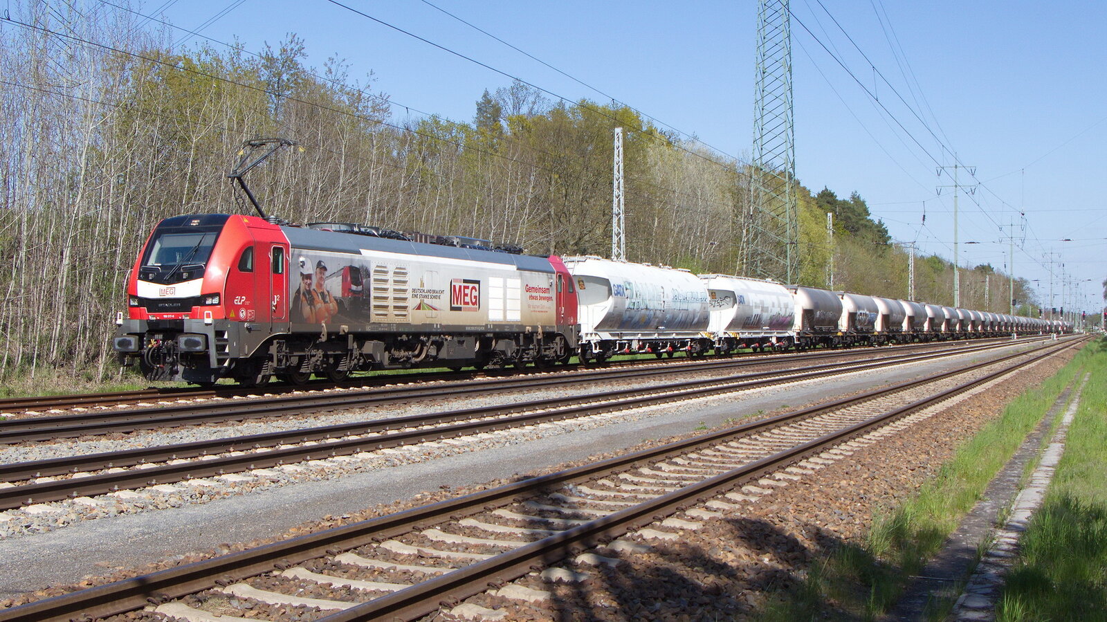 Mitteldeutsche Eisenbahn GmbH mit der Eurodual Lok 159 217-9 (NVR-Nummer: 90 80 2159 217-9 D-RCM) am 03. Mai 2023 auf den aüßeren Berliner Ring bei Diedersdorf.