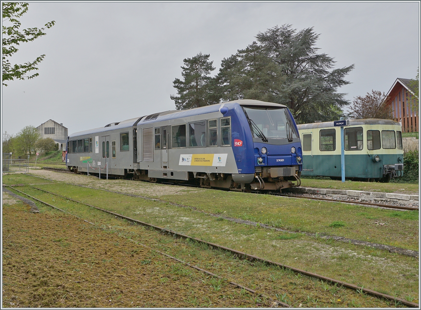 Mitten in Frankreich im Bahnhof von Valençay steht der SNCF X 74501 und wartet als TER 61250 auf die Abfahrt nach Romorantin.

7. April 2024 