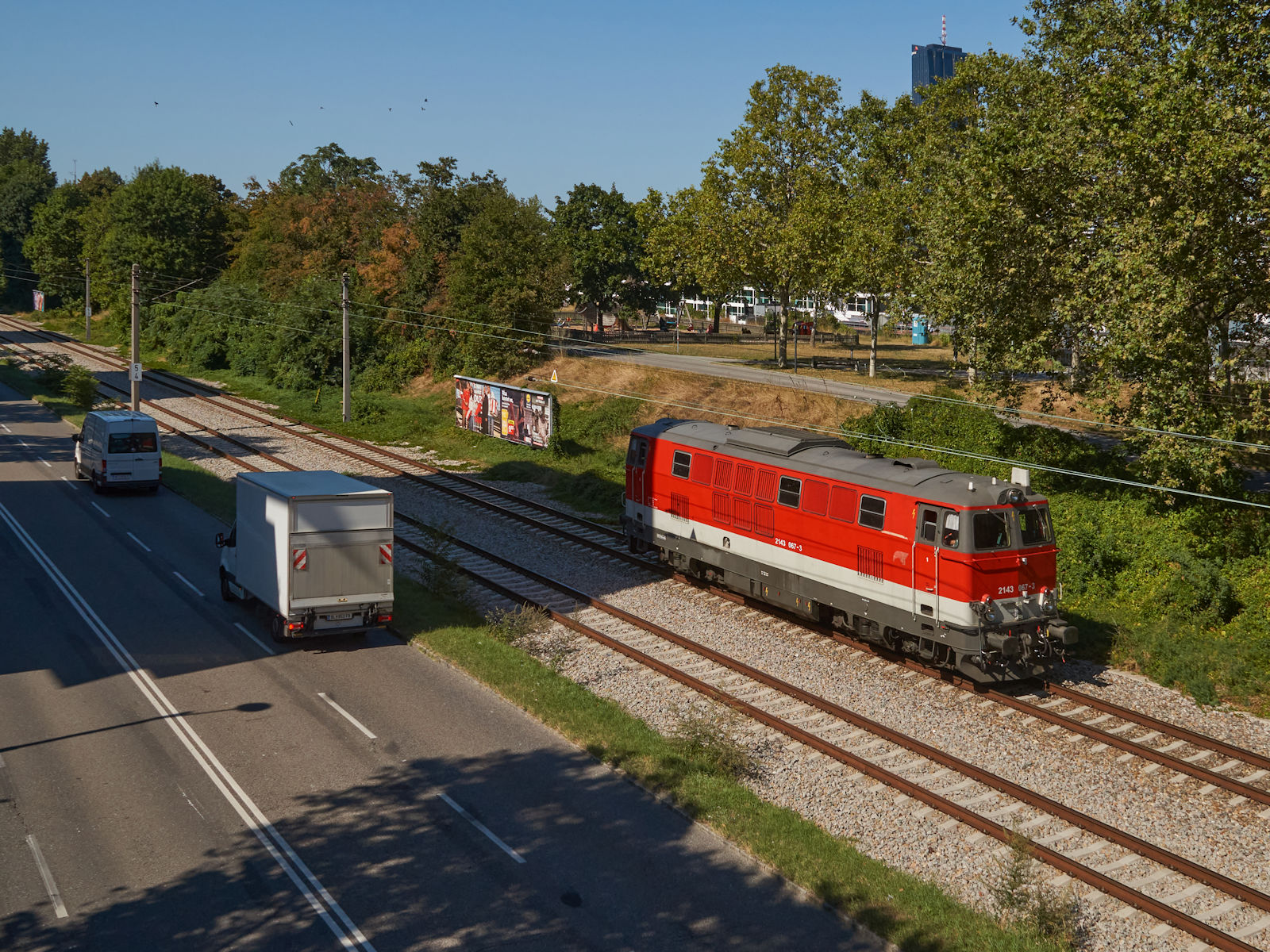 Mittlerweile eine Rarität: 2143 067 war am 07.09.2023 auf der Donauuferbahn in Wien unterwegs.