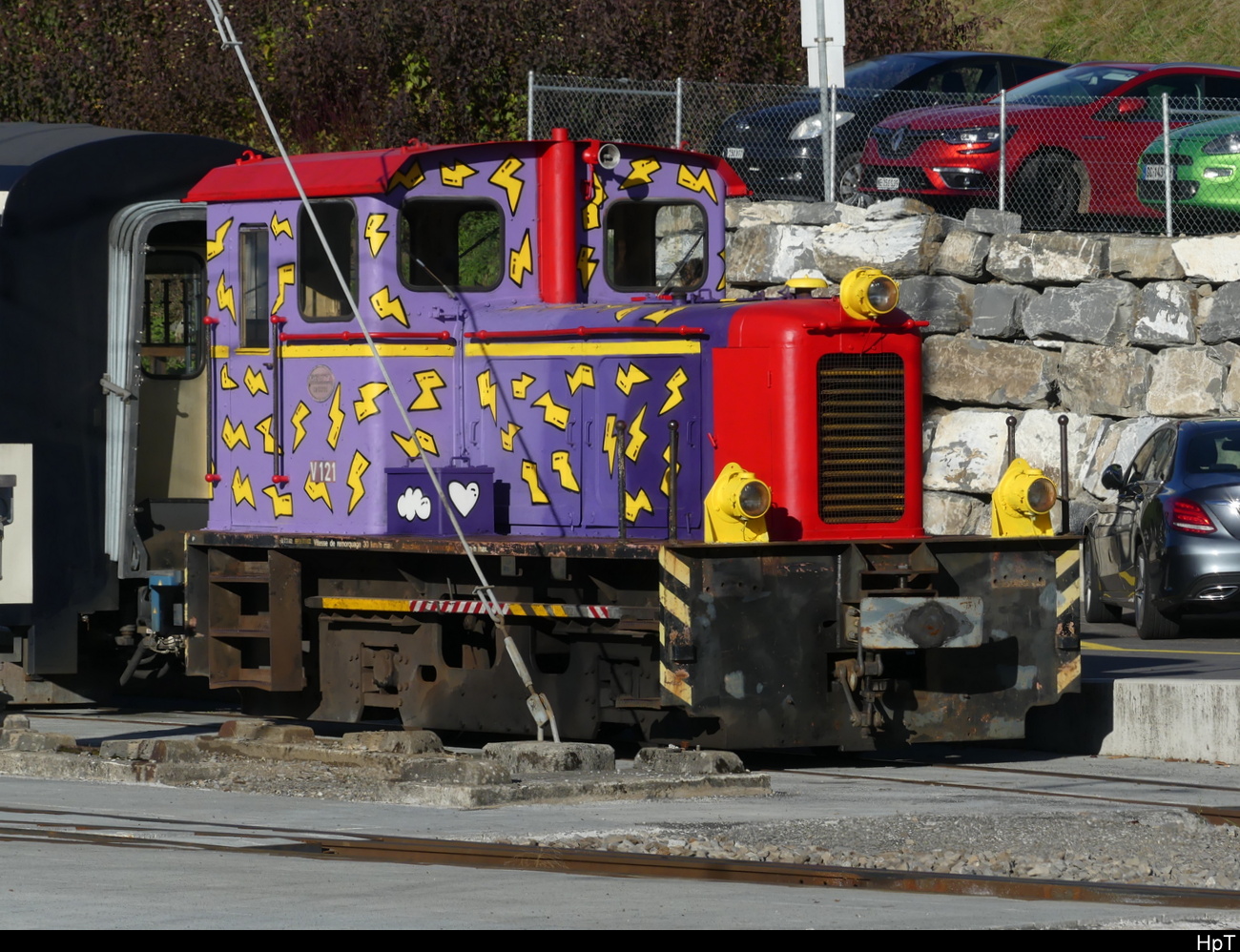 MOB / Goldenpass - Rangierlok V121 in Chernex am 20.11.2022