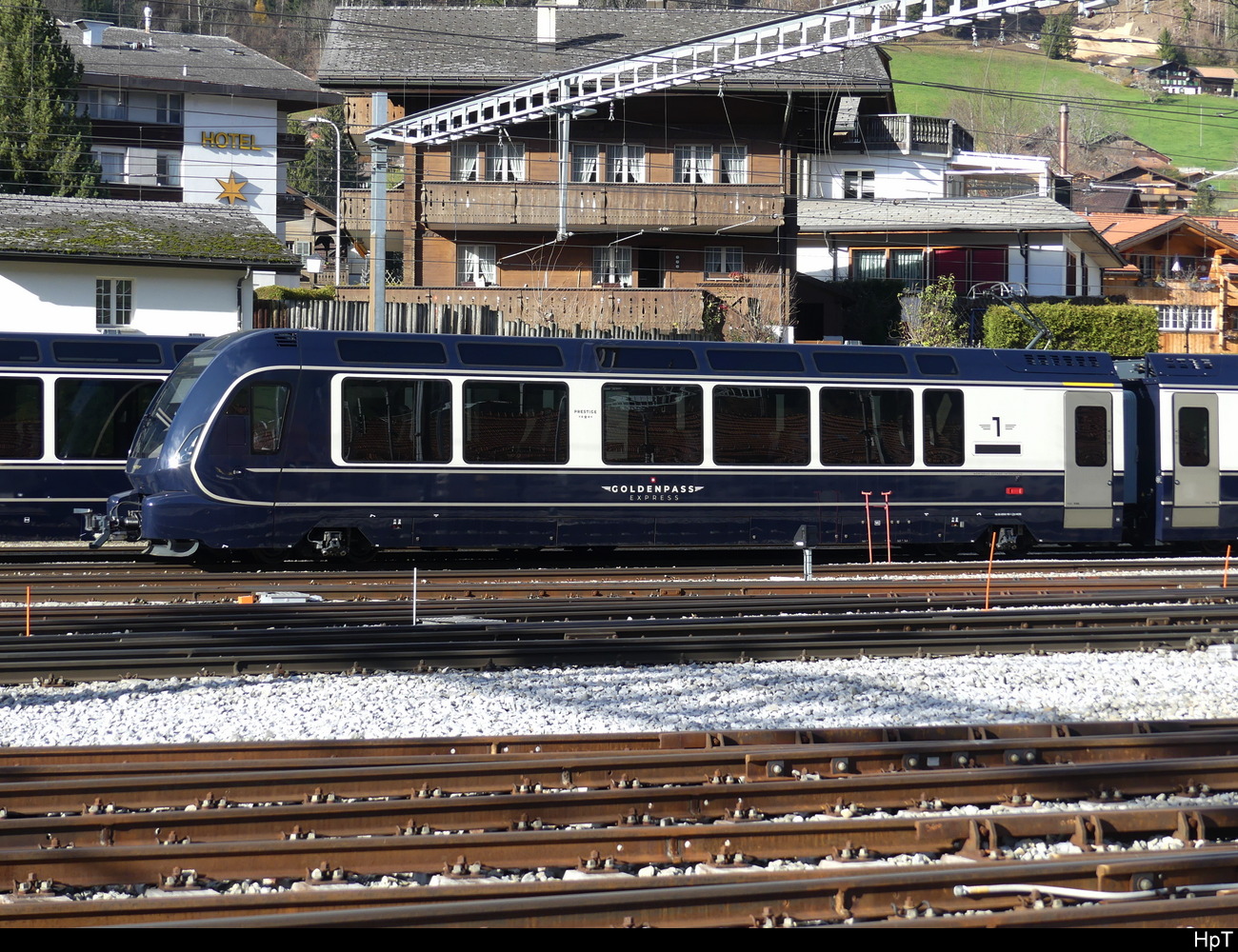 MOB / Goldenpass -  Spurwechsel 1 Kl. Steuerwagen Ast  96 85 8300 101-1 abgestellt im Zweisimmen am 20.11.2022