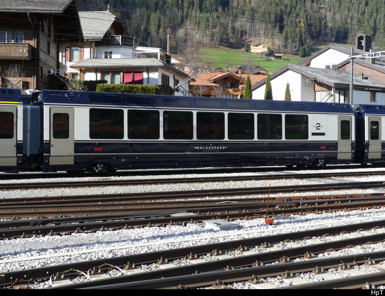 MOB / Goldenpass -  Spurwechsel 2 Kl. Personenwagen Bs  96 85 8300 281-9 abgestellt im Zweisimmen am 20.11.2022