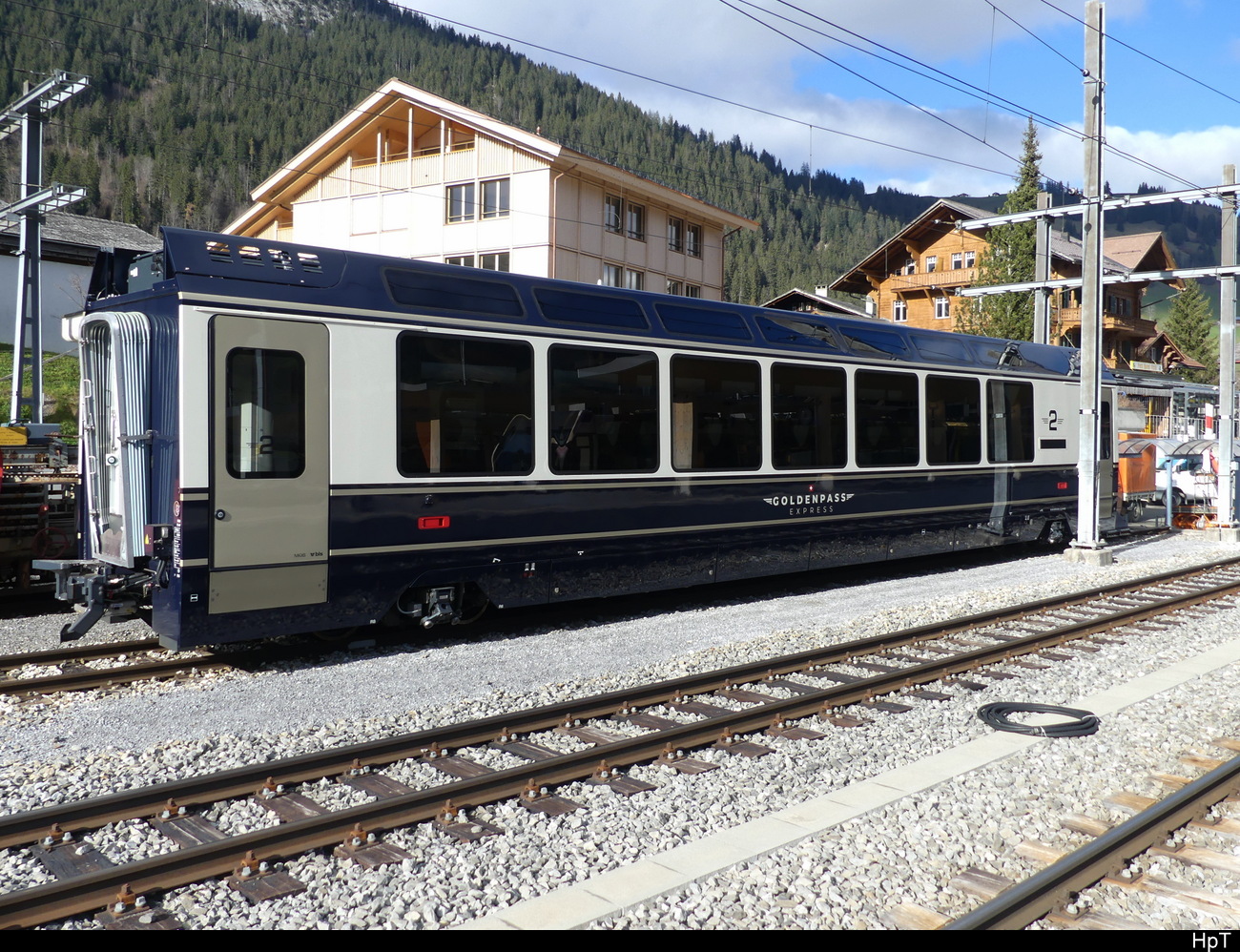 MOB / Goldenpass - Spurwechsel 2 Kl. Personenwagen Bs 96 85 8300 284-3 abgestellt im Zweisimmen am 20.11.2022