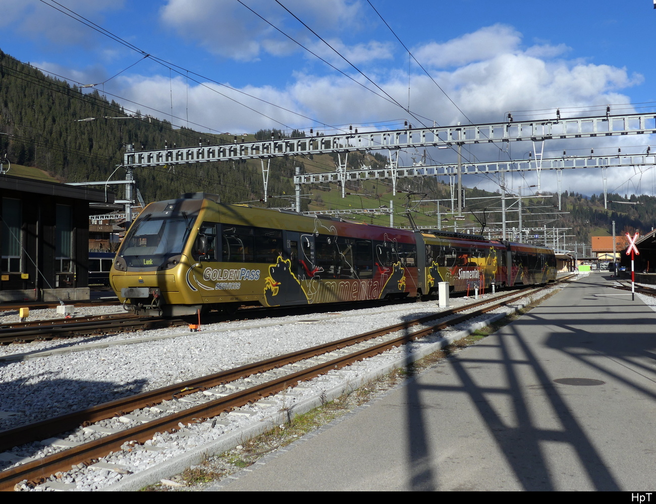 MOB / Goldenpass - Steuerwagen ABt 344 + Triebwagen Be 4/4 5004 + Steuerwagen Bt 244 bei der Ausfahrt aus dem Bahnhof von Zweisimmen am 20.11.2022