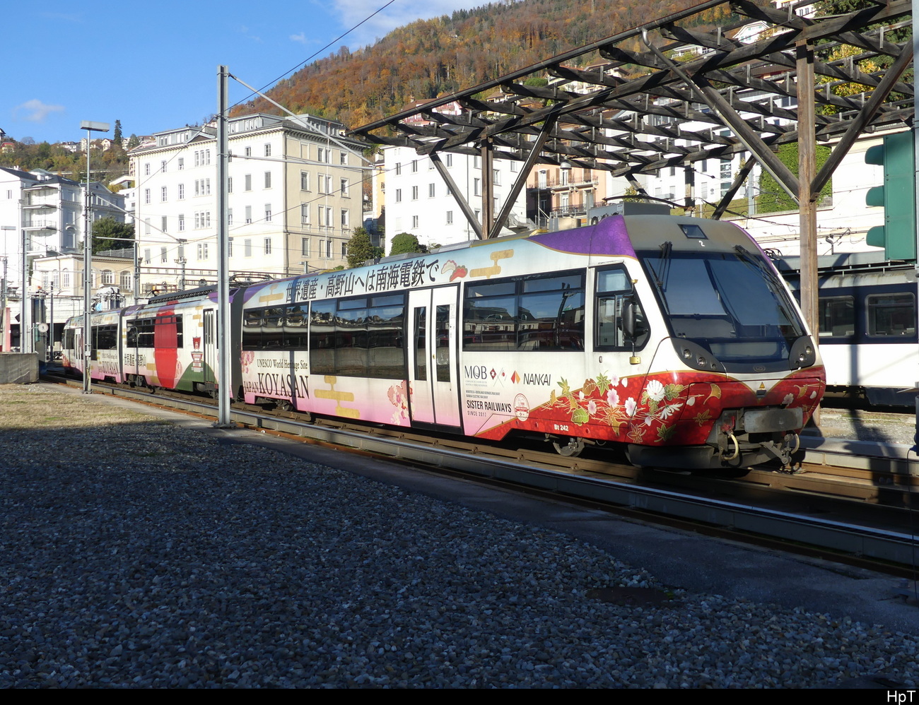 MOB / Goldenpass - Steuerwagen Bt 242 + Triebwagen Be 4/4 5002 + Steuerwagen ABt 342 im Bahnhof von Montreux am 20.11.2022