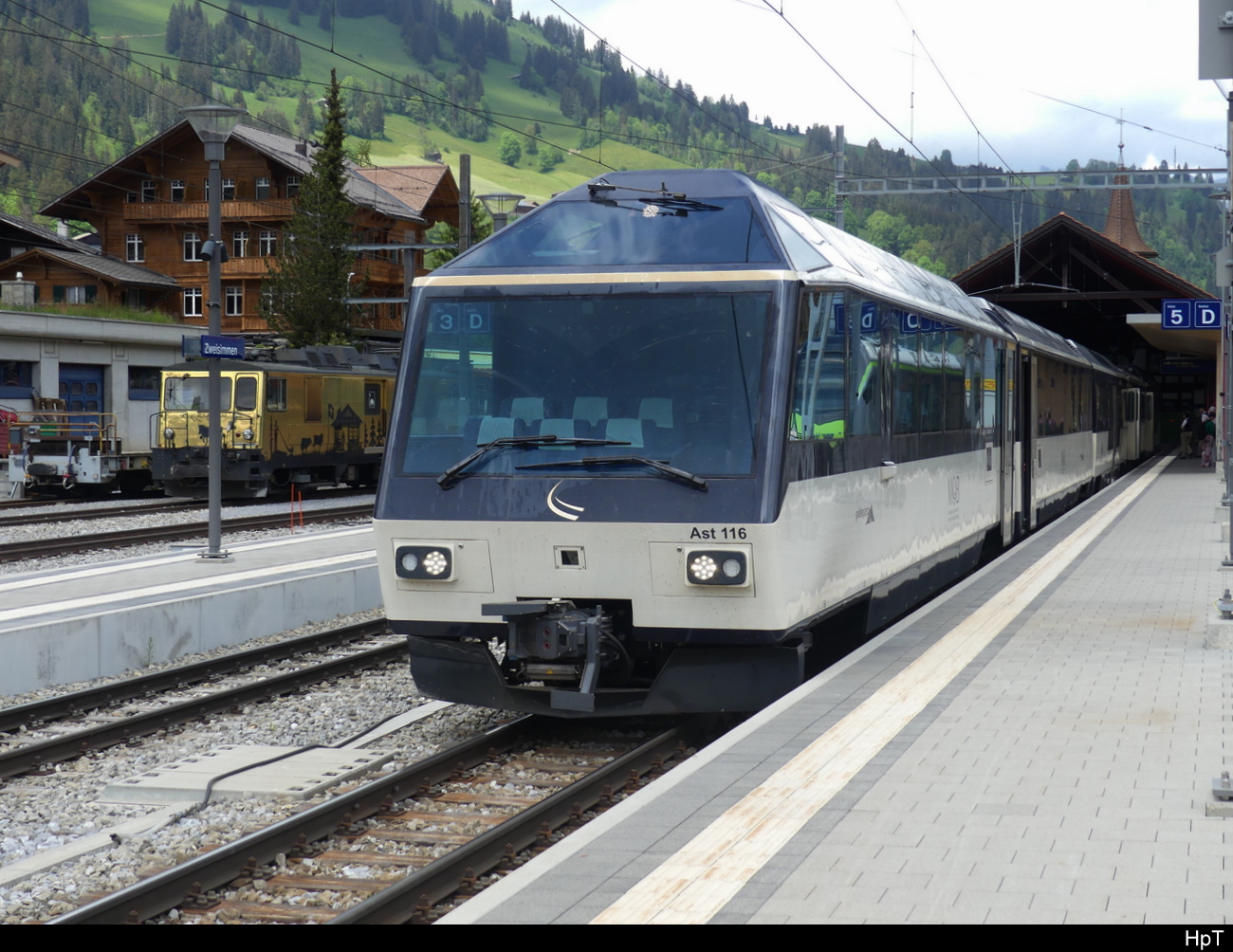 MOB Goldenpass - Steuerwagen Ast 116 im Bhf. Zweisimmen am 27.05.2023