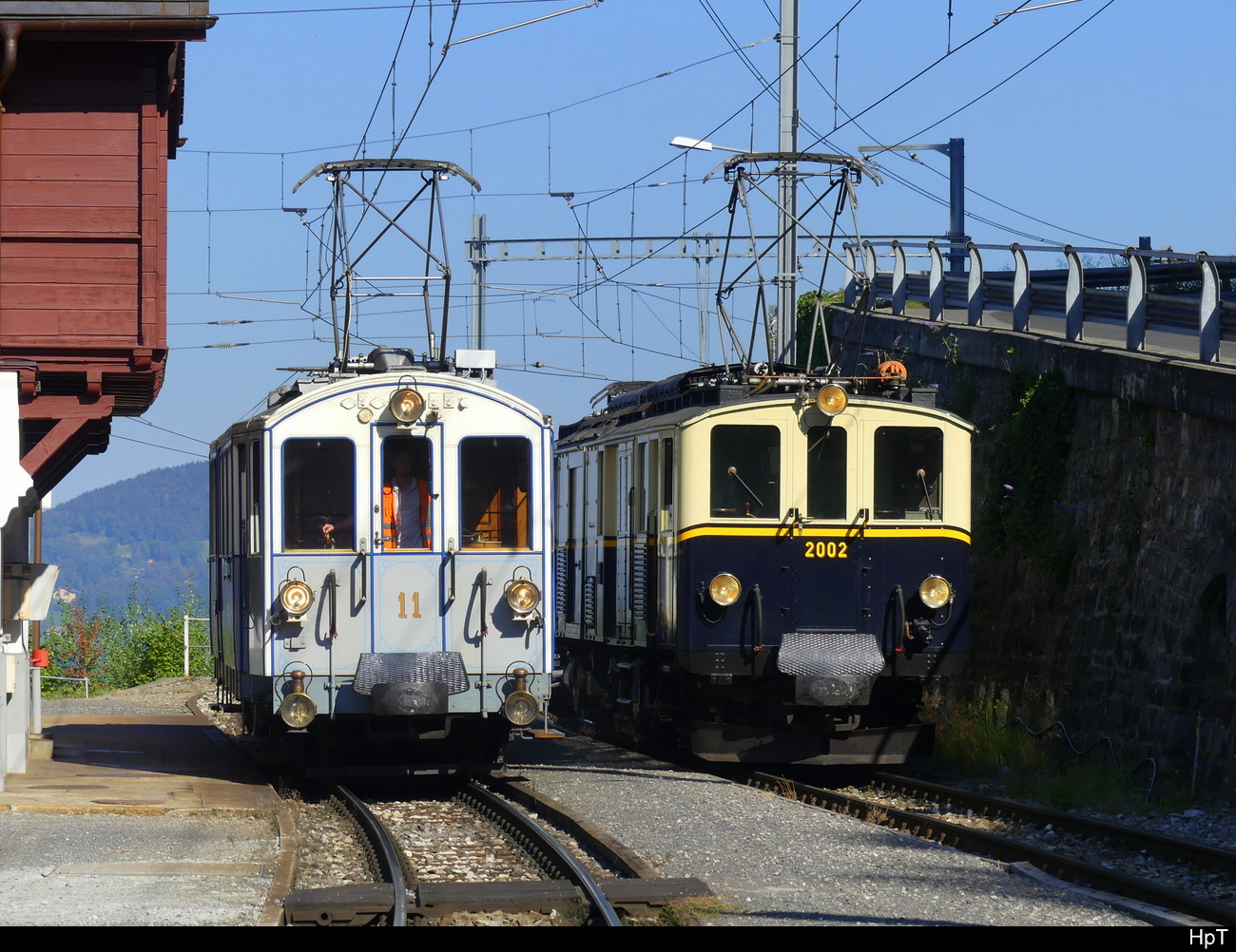  MOB - Oldtimer Triebwagen  MOB - BCFe 4/ 11 und MOB - FZe 6/6 2002 im Bhf. Chamby beim Fototermin am 10.09.2023