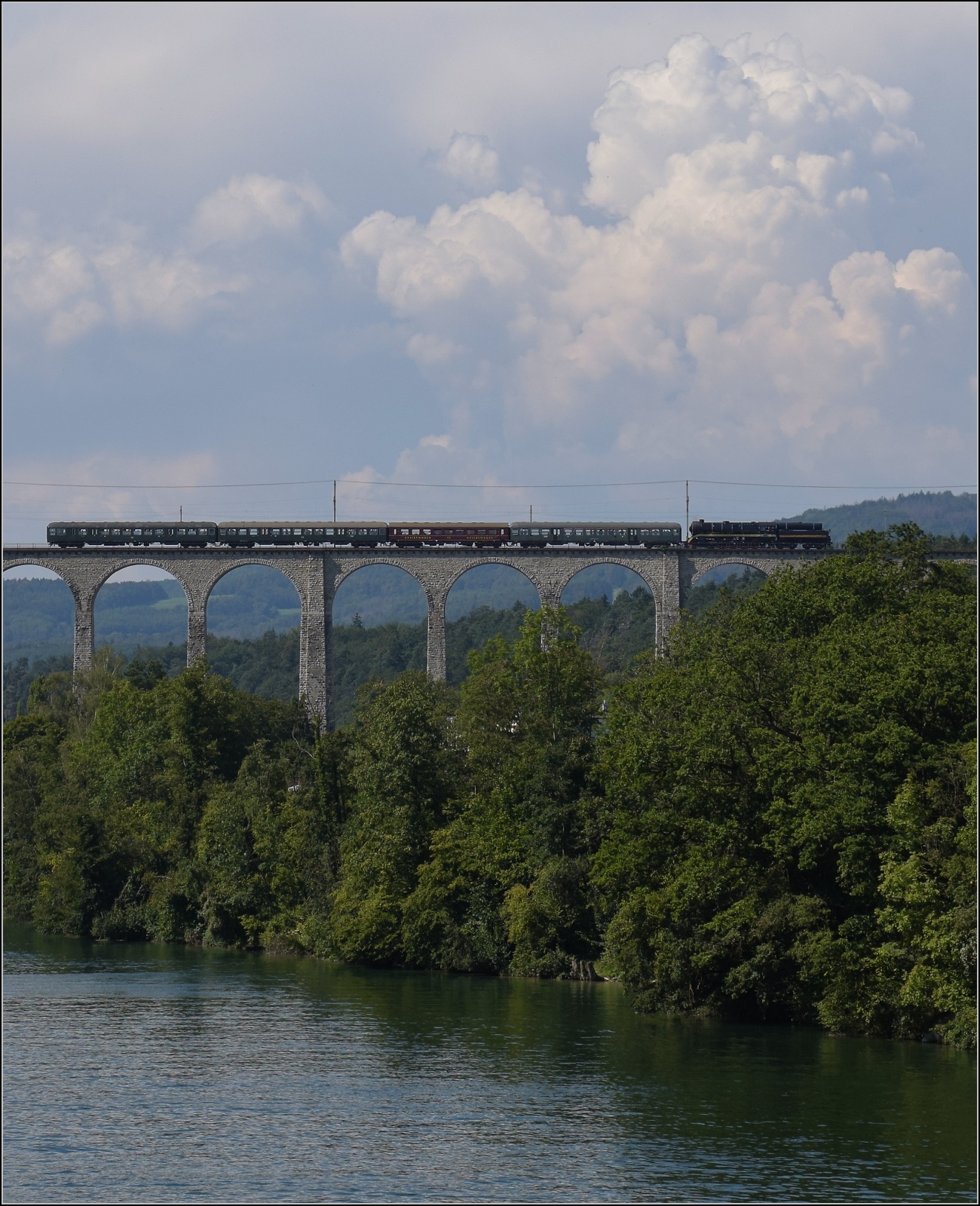 Modern Steam hiess jedoch das Objekt der Begierde, auch wenn der Himmel das zunächst falsch verstanden hatte... 52 8055 mit den HzL-Wagen auf der Rheinbrücke in Eglisau. September 2021.