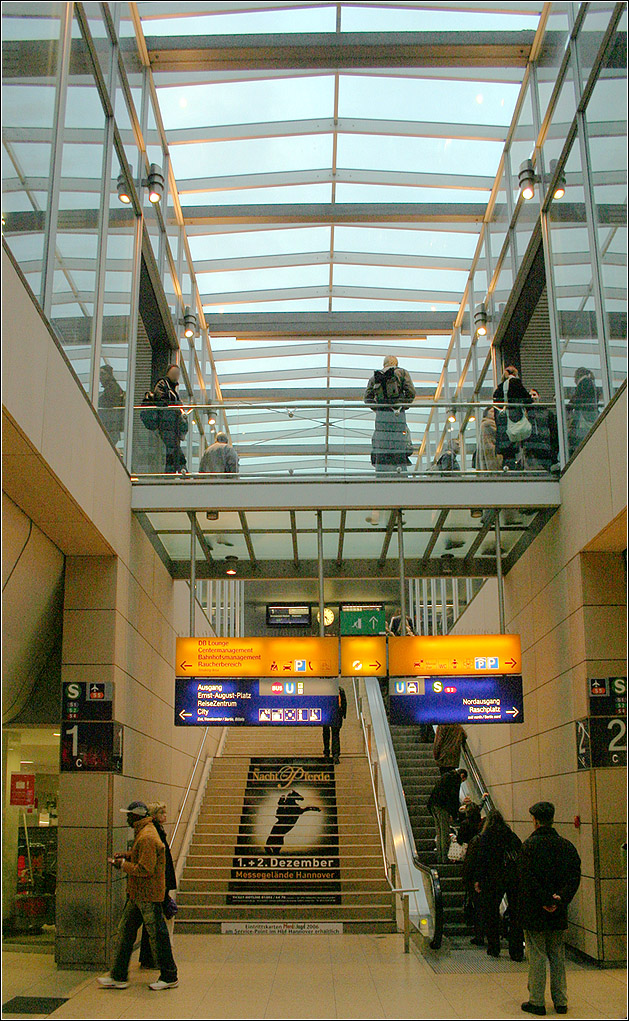 Modernisiert - 

Die Aufg�nge zu den Bahnsteigen am Hauptbahnhof Hannover.  Meist sieht man wartende Reisende auf den gl�sernen Stegen. 

03.11.2006 (M)