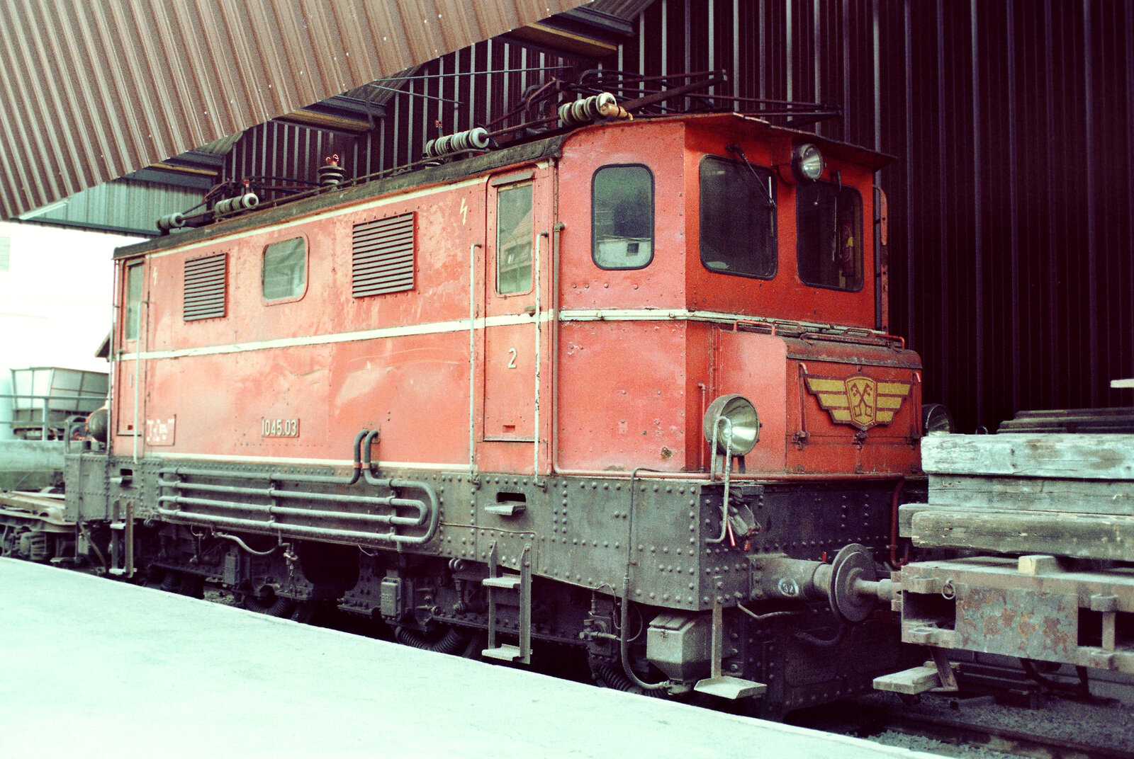 Montafonerbahn (MBS): Ellok 1045.03  als Ersatzlok vor dem Depot Schruns. Sie war schon vor längerer Zeit von der ÖBB erworben worden.
Datum: 23.04.1984