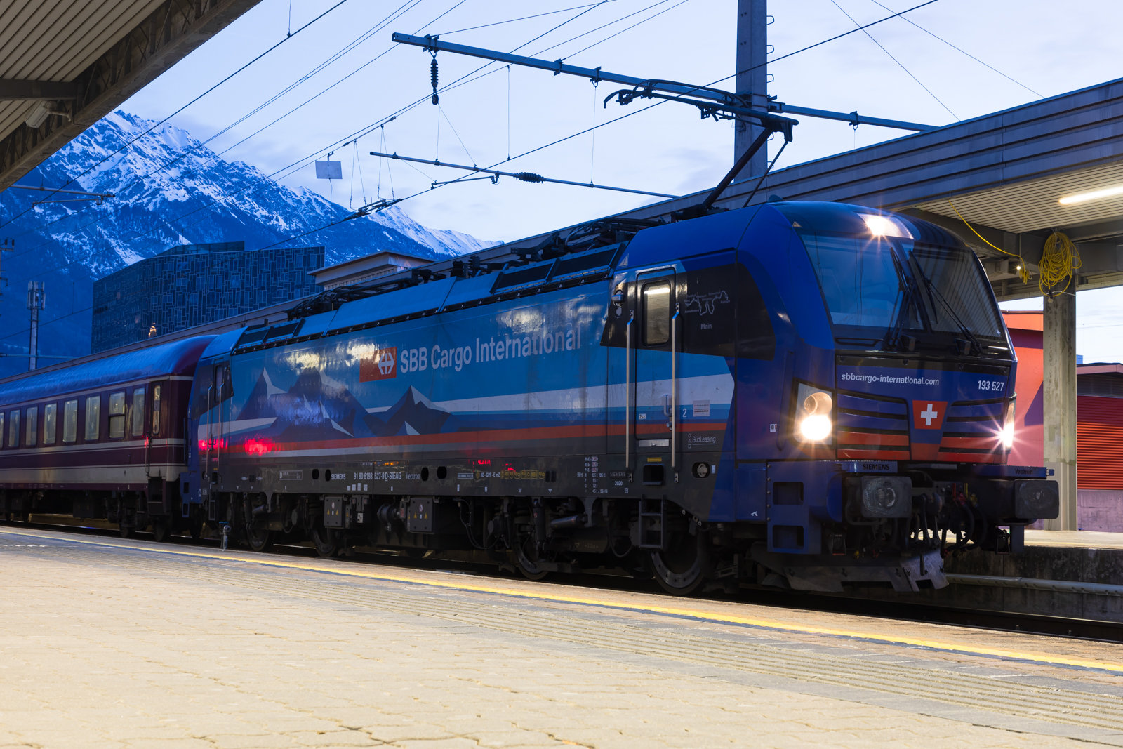 Morgens früh um kurz vor 7 in Innsbruck steht 193 527-9 zur Weiterfahrt nach St. Anton am Arlberg und Bludenz. 11.2.23