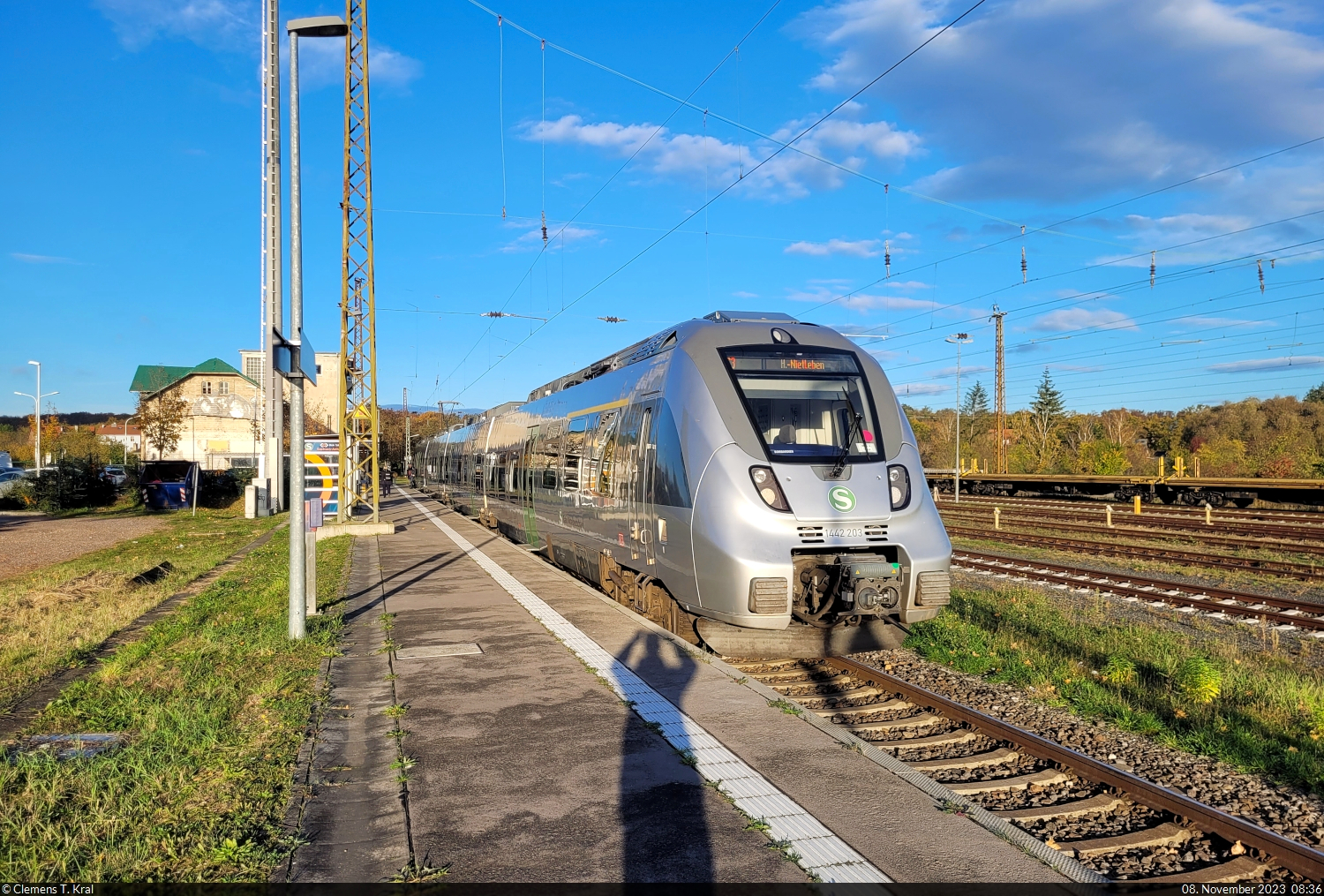 Morgensonne im November ist etwas Seltenes, daher wurde auch gerne mal die S-Bahn mit 1442 203 (Bombardier Talent 2) im Endbahnhof Halle-Nietleben in Szene gesetzt.

🧰 S-Bahn Mitteldeutschland (DB Regio Südost)
🚝 S 37314 (S3) Oschatz–Halle-Nietleben
🕓 8.11.2023 | 8:36 Uhr