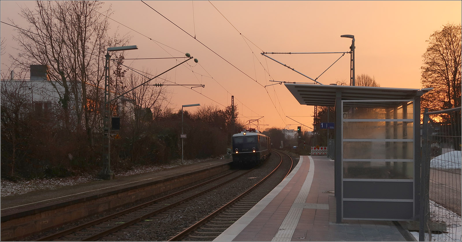 Morgenstimmung - 

... an der Station Rommelshausen mit einem durchfahrenden Sonderzug gezogen von E10 228.

11.12.2022 (M)