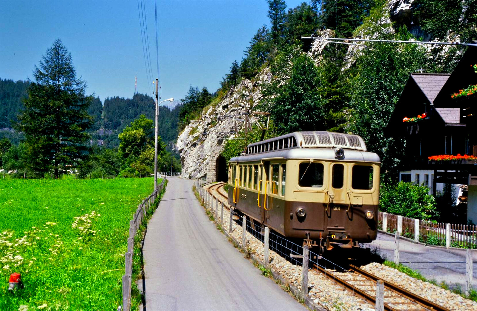 Motorwagen ABDeh 4/4 301 (Berner Oberland-Bahnen) nahe der Station Unterwasser auf der kleinen Privatbahn MIB (1988)
