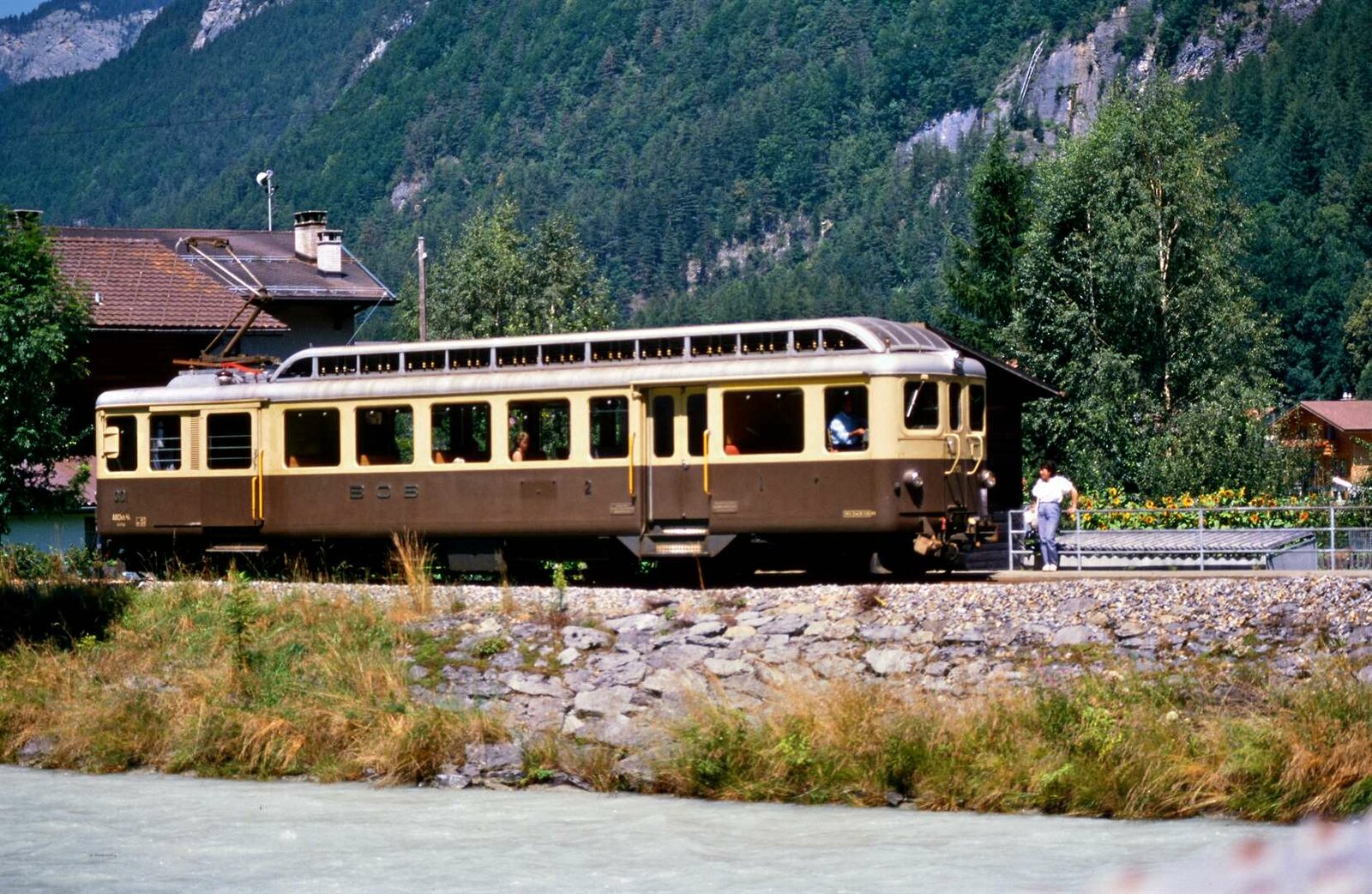 Motorwagen ABDeh 4/4 301 (Berner Oberland-Bahnen, BOB) bei der Meiringen-Innertkirchen-Bahn (MIB) nahe der Station Aareschlucht West (1988)