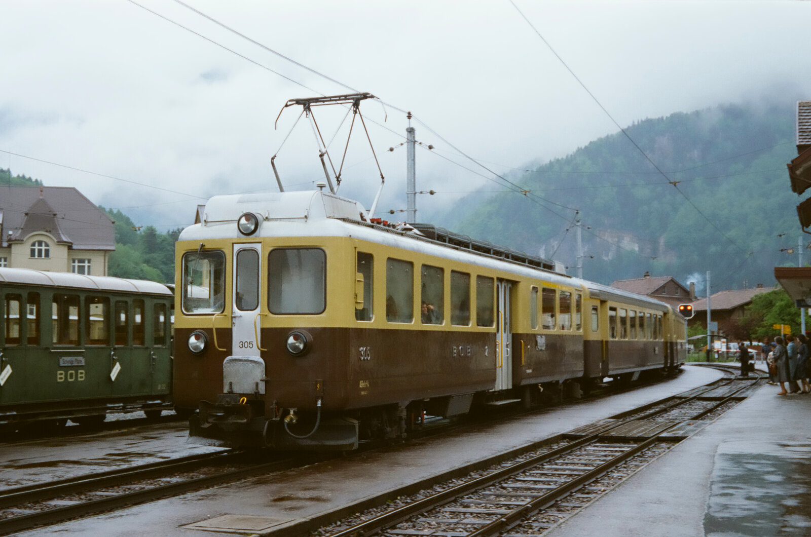 Motorwagen ABeh 4/4 I 305 der Berner Oberland Bahnen am Bahnhof Wilderswil (1983)