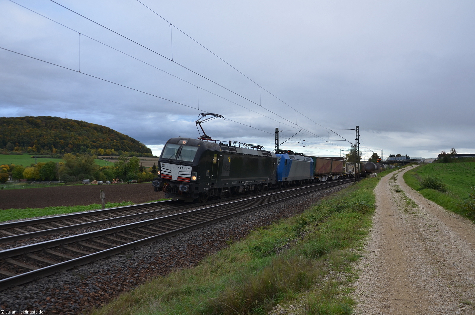 MRCE Dispolok Vectron X4E-879 (193 879-4) zieht die kalte 185 521-2 von ATLU und einen Güterzug des kombinierten Ladungsverkehrs in Richtung Gunzenhausen. 15.10.2022