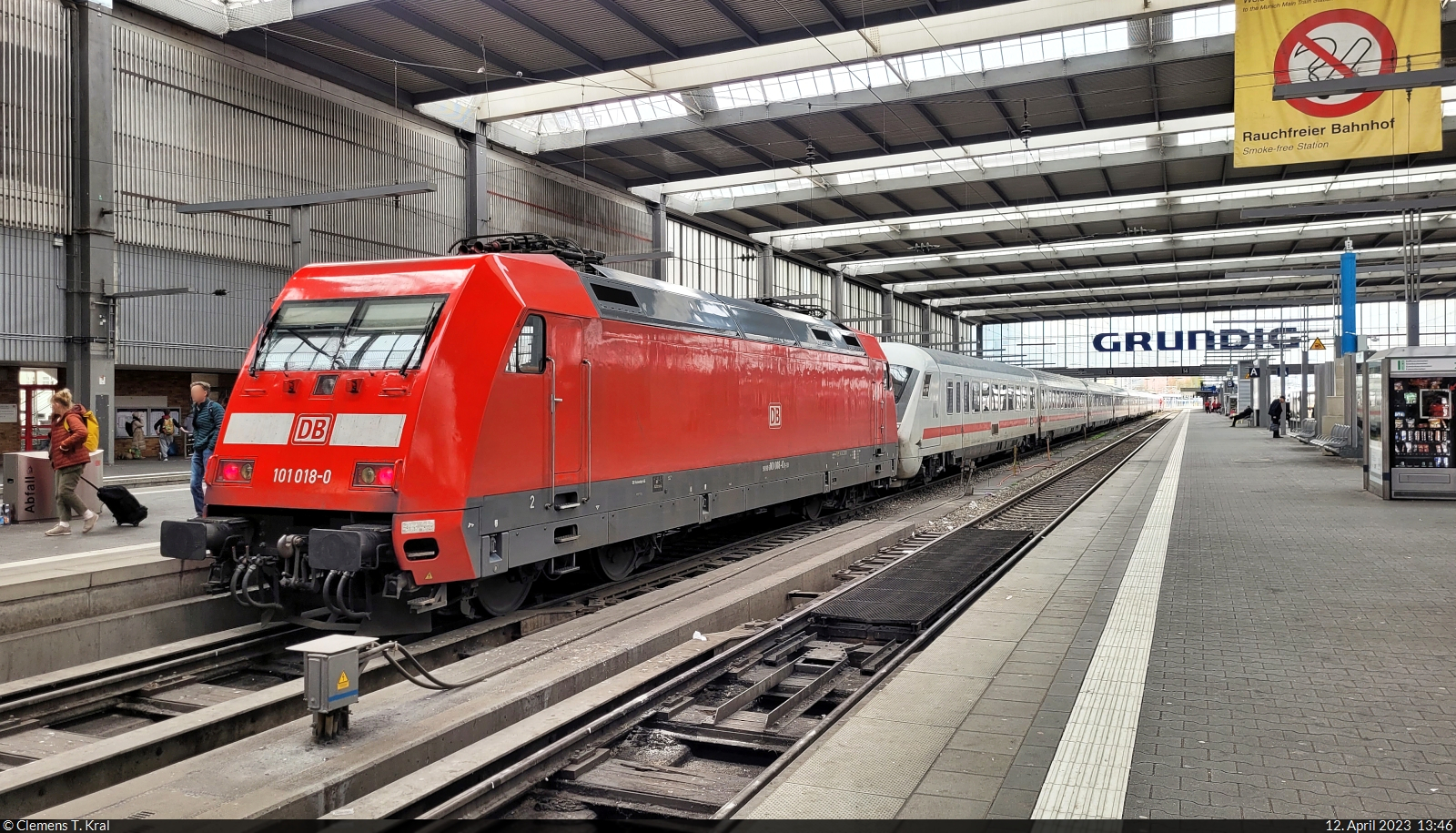 München Hbf: 101 018-0 steht stromlos vor einem IC1-Wagenpark am Prellbock von Gleis 13.

🧰 DB Fernverkehr
🕓 12.4.2023 | 13:46 Uhr