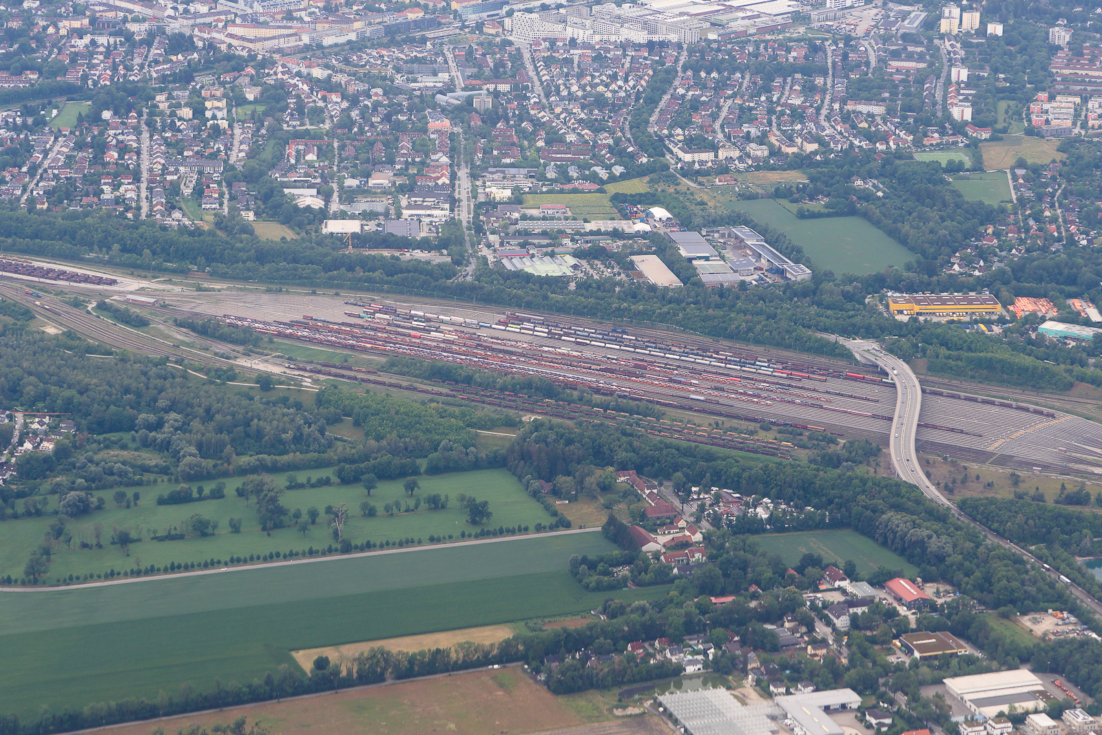 München Nord Rangierbahnhof aus der Vogelperspektive am 15.7.2026 aus dem Flugzeug fotografiert. Viele Wagen stehen hier.
