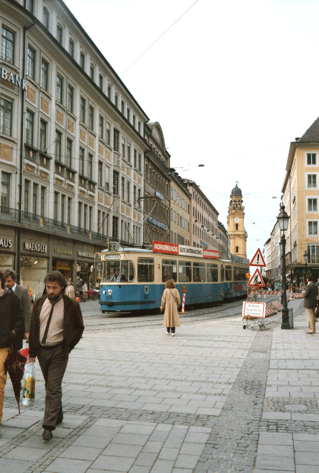 Münchener Straßenbahn (25.05.1984), Perusastraße (?), Zug mit Wagen der Rathgeberbaureihe M