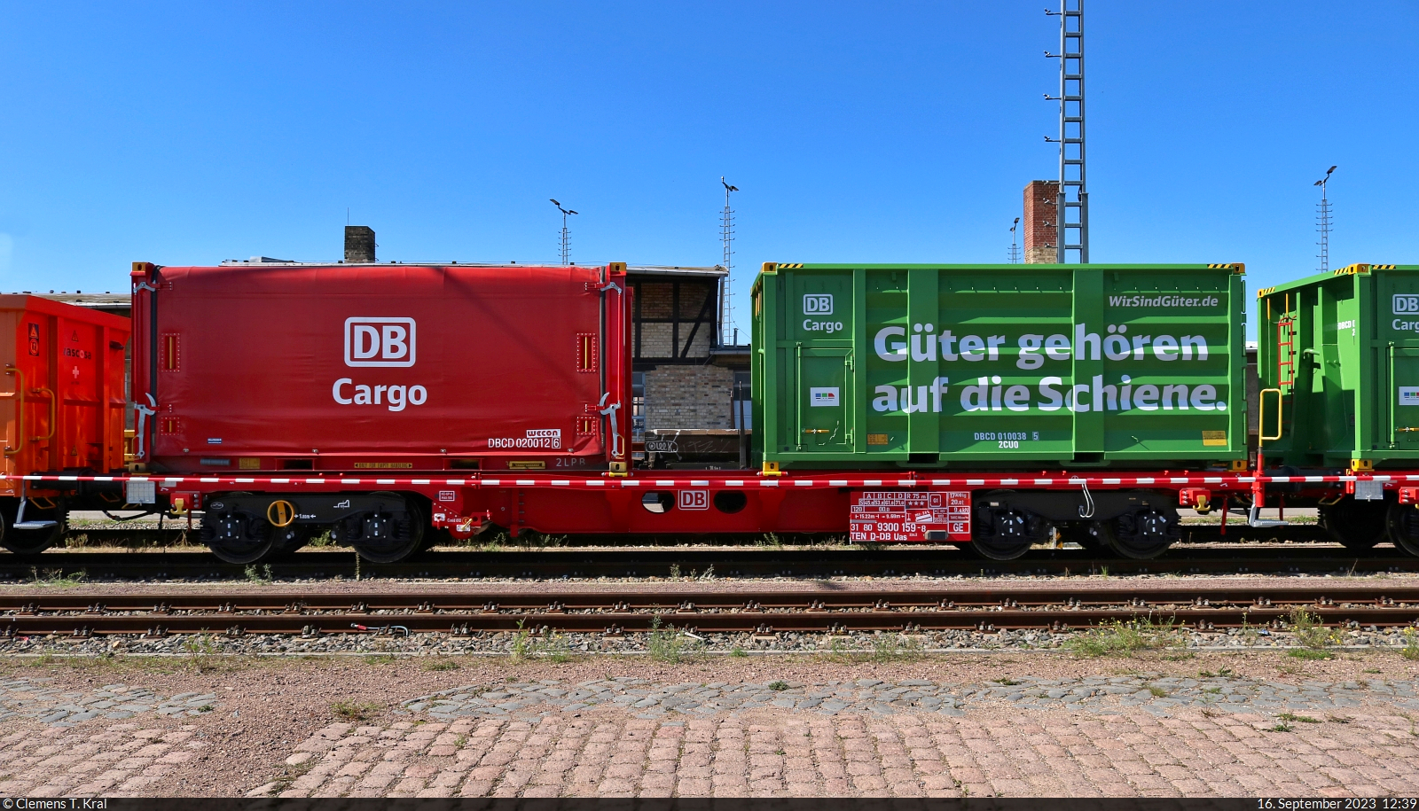 Multifunktionaler und modularer Güterwagen (m²-Wagen) mit der Bezeichnung  Uas <sup>224.2</sup>  (31 80 9300 159-8 D-DB) beim Tag der Schiene in der Zugbildungsanlage (ZBA) Halle (Saale).

🧰 DB Cargo
🕓 16.9.2023 | 12:39 Uhr